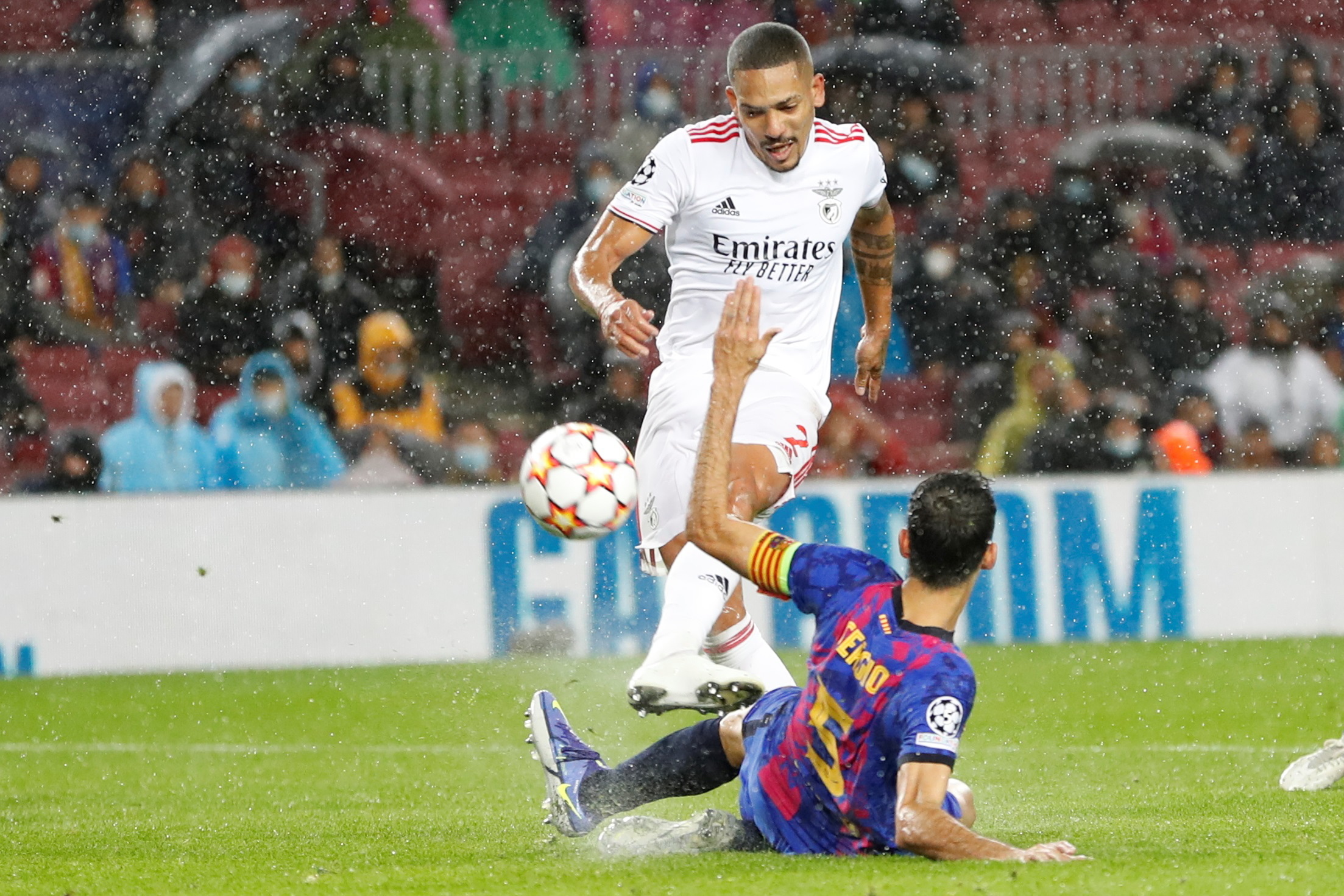 Benfica empata em Barcelona e mantém-se na corrida pelos ‘oitavos’ da ‘Champions’