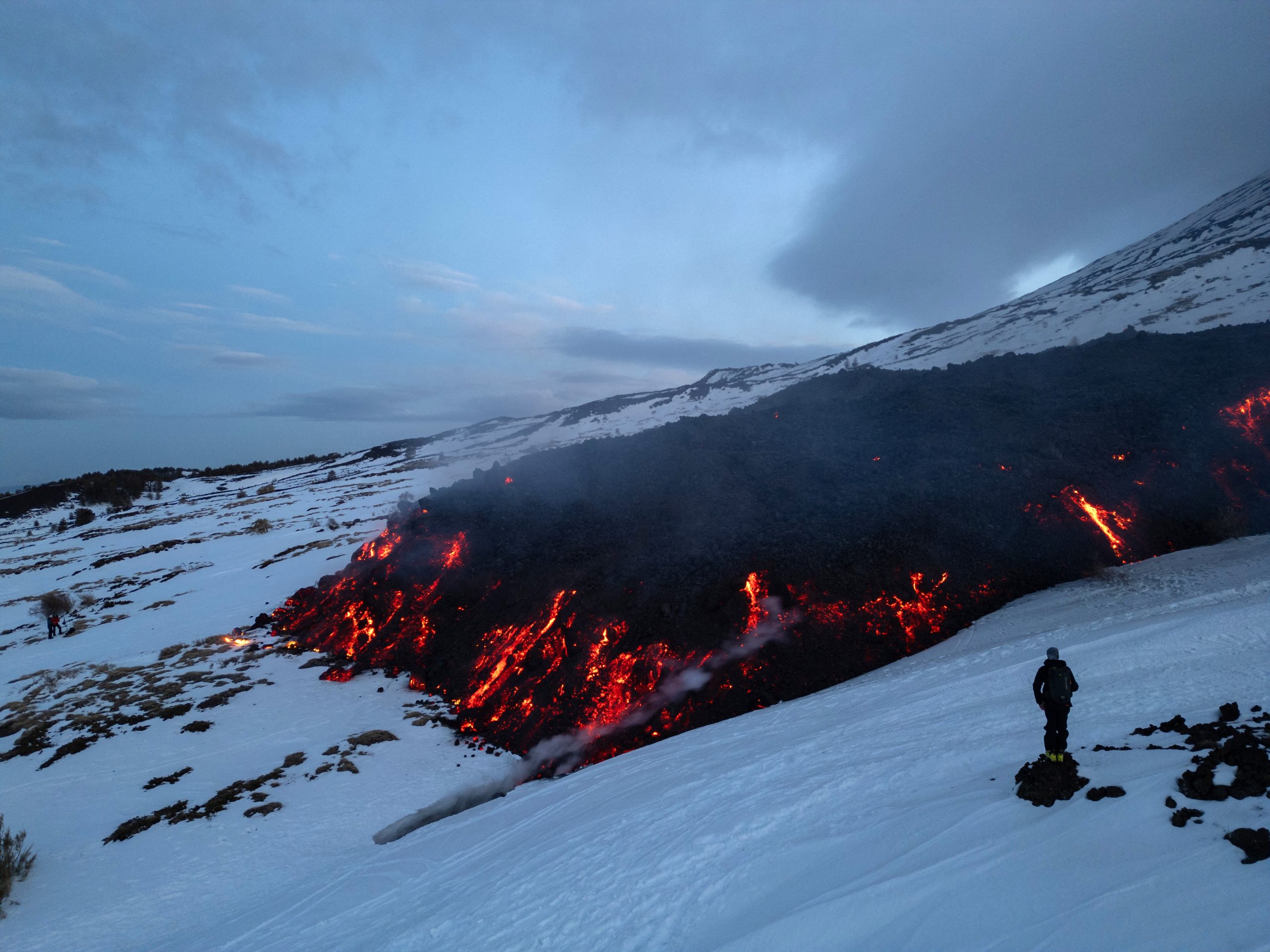 Turistas sobem ao Monte Etna para ver erupção e bloqueiam acessos
