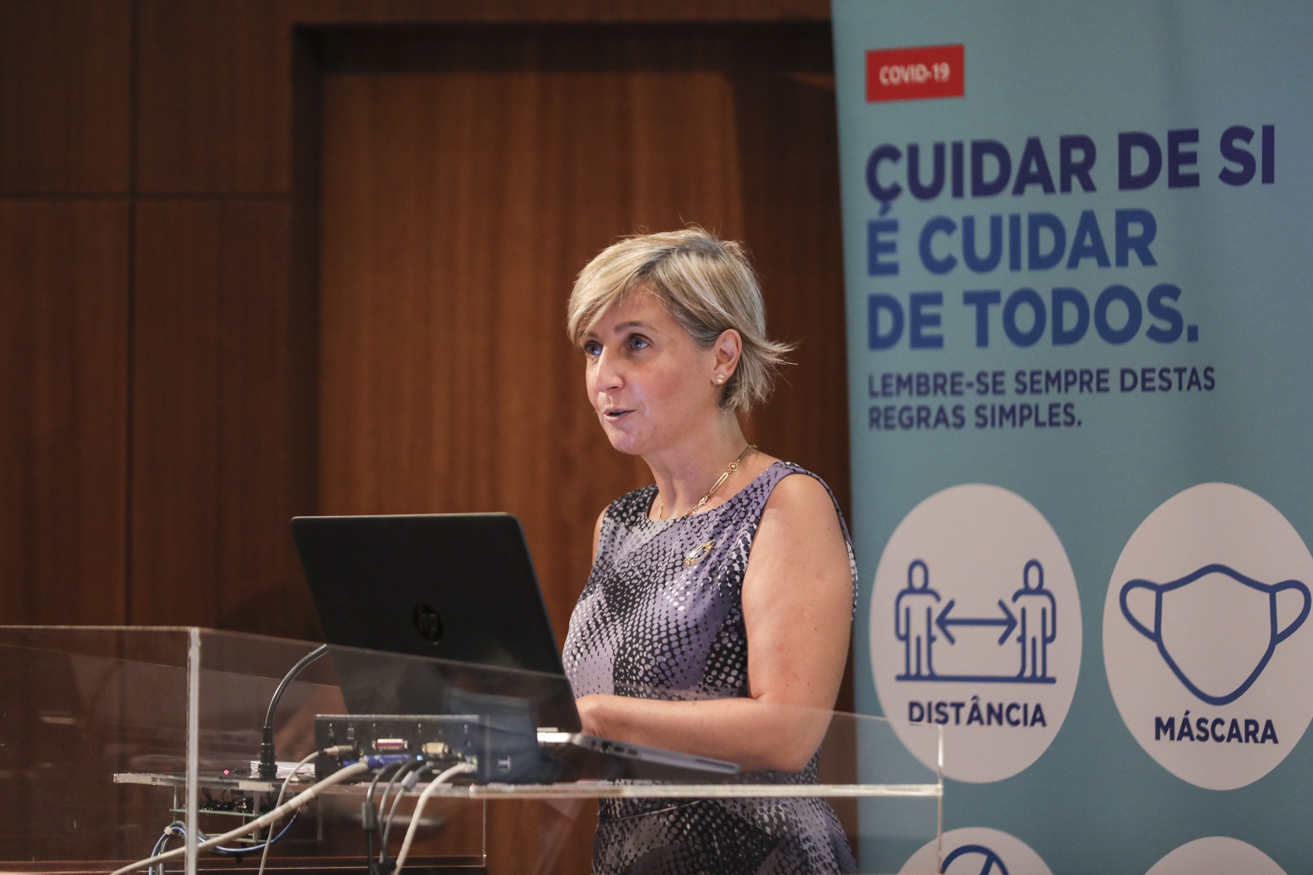 Emocionada, ministra da Saúde diz ter sido mal interpretada quando falou de resiliência no setor