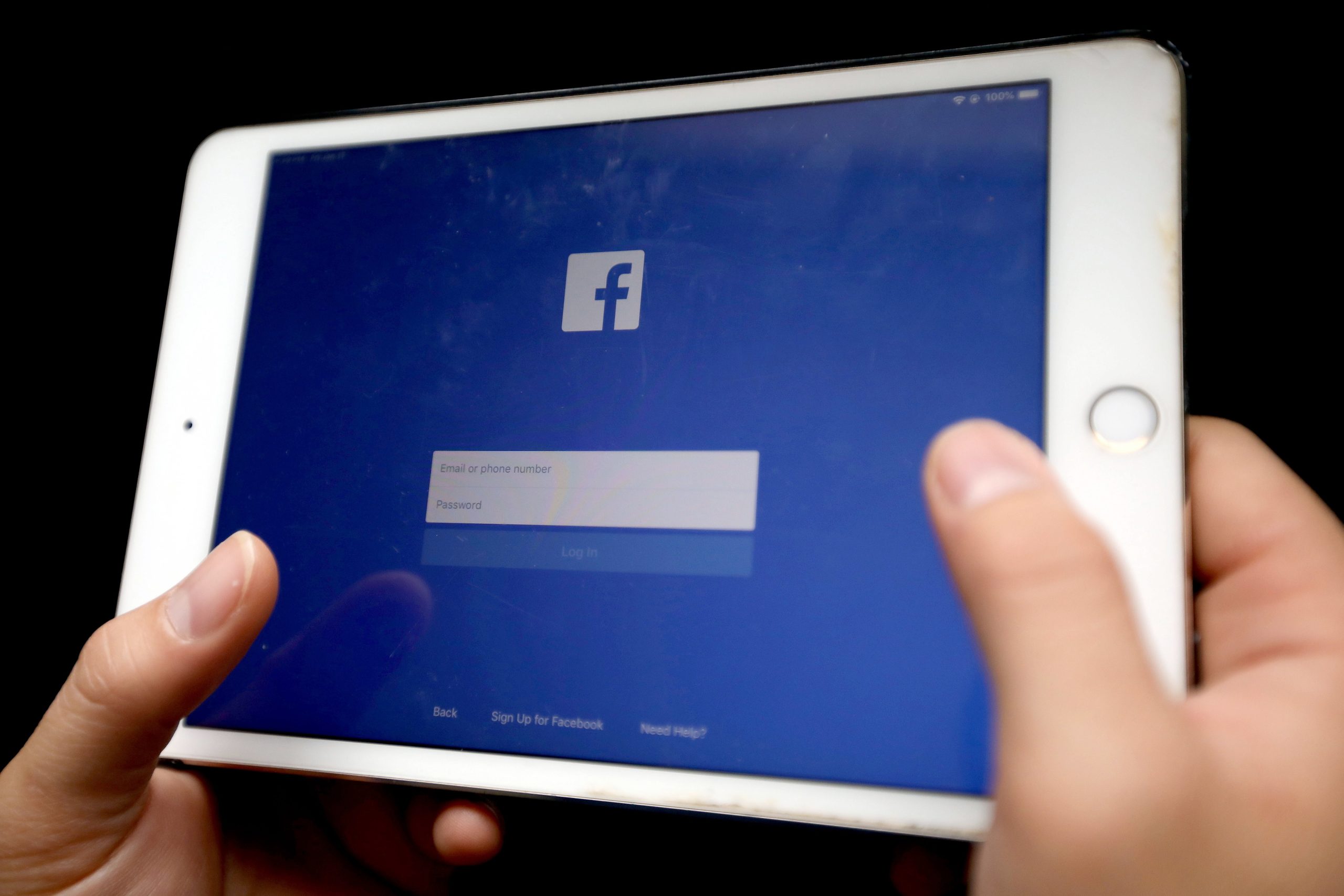Pedida indemnização milionária ao Facebook por propagação da violência em África