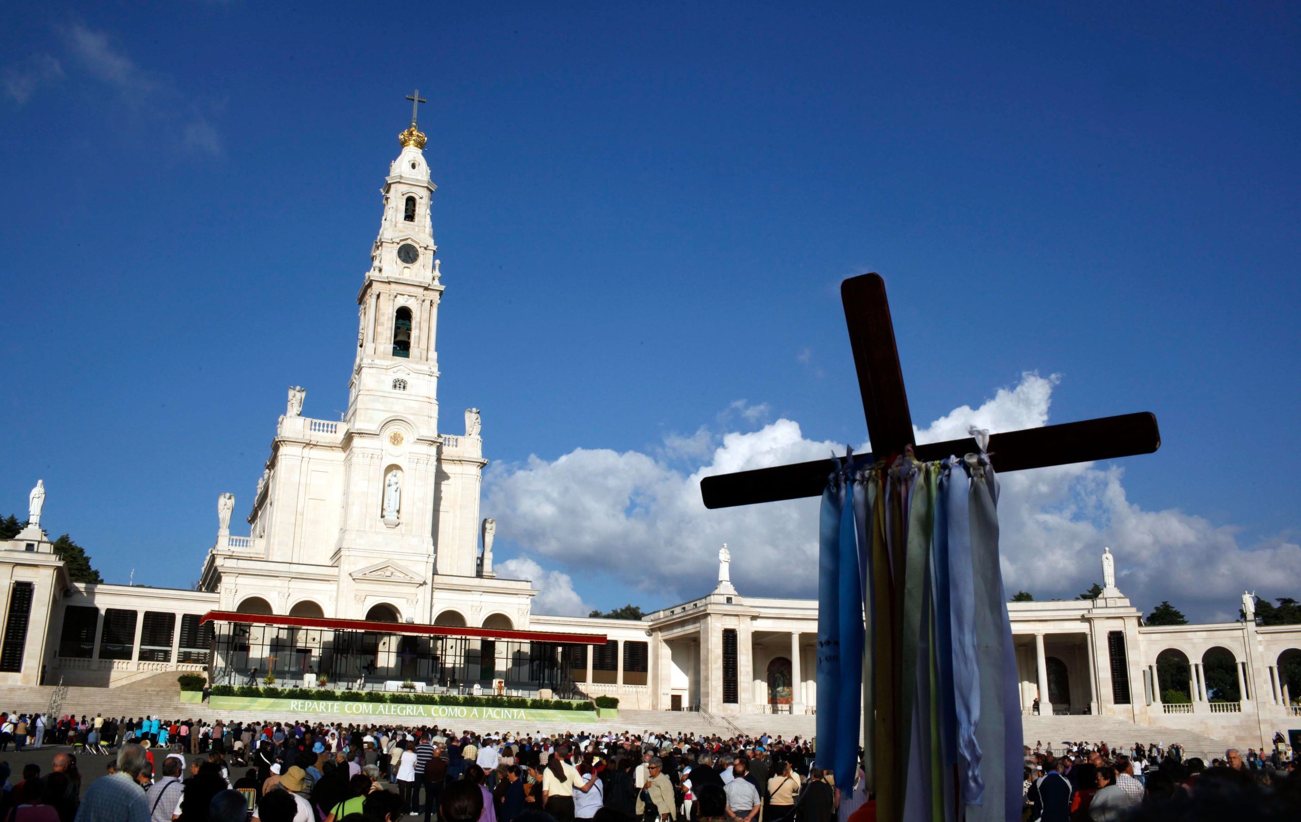 Arte de padre suspeito de abuso sexual agita Igreja Católica. Há mosaicos em Fátima