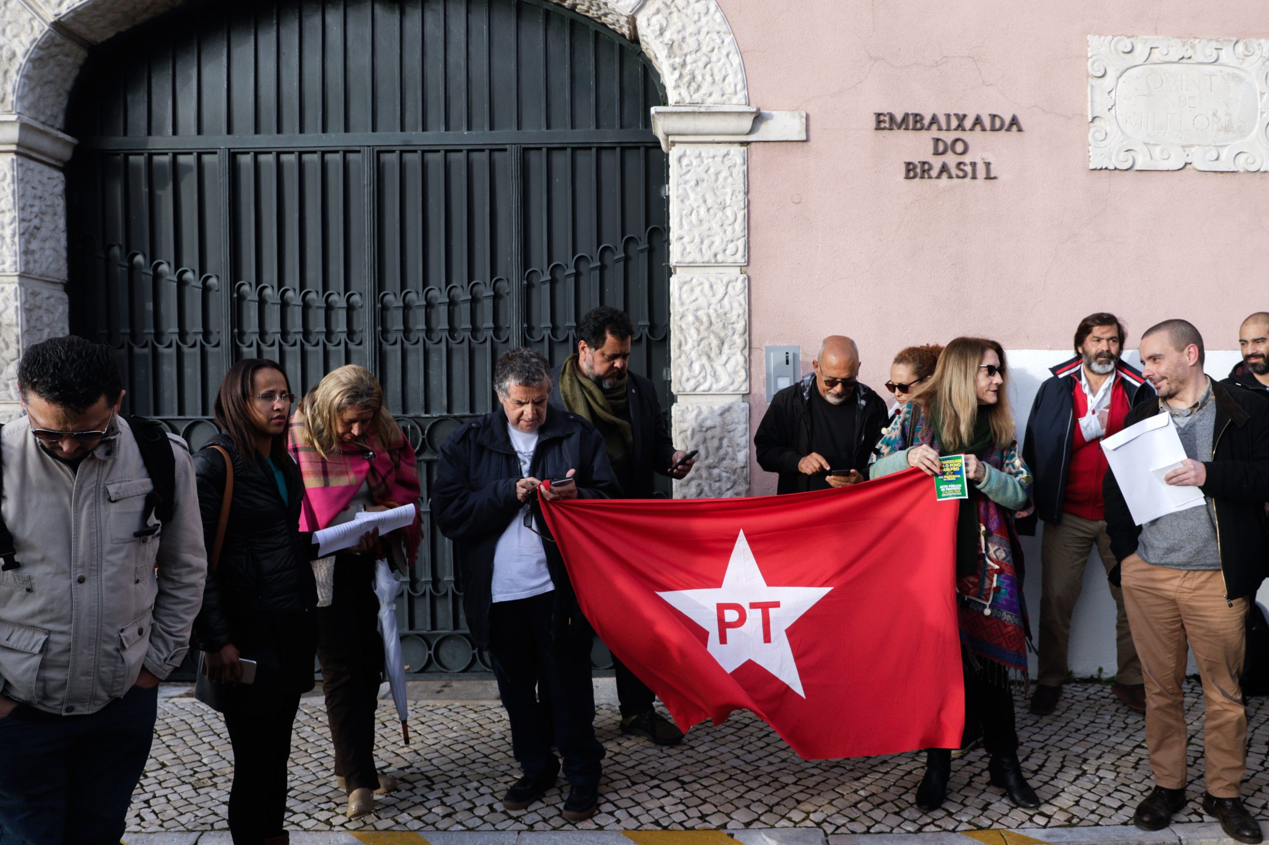 Brasil. Dezenas de pessoas concentraram-se frente à embaixada em Lisboa “contra o golpe e pela democracia”