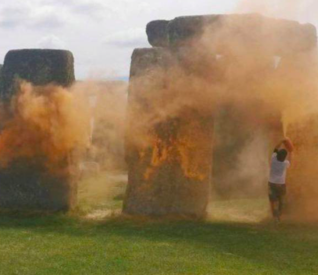 Stonehenge. Ativistas atiram tinta em pó ao monumento neolítico