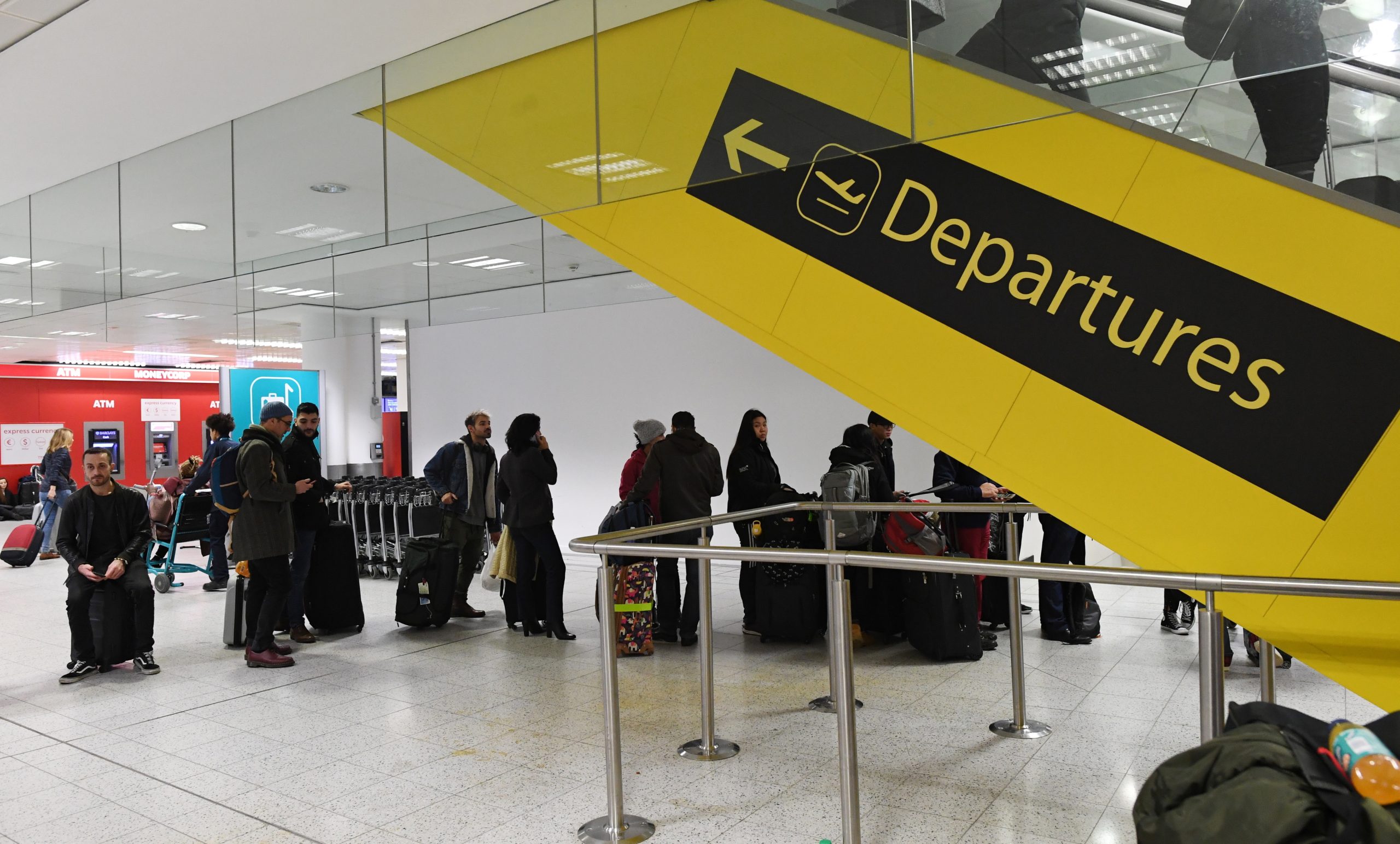 Londres: Aeroporto de Gatwick limita número de voos devido a doença de funcionários