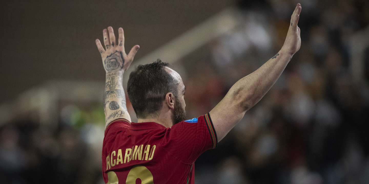 Ricardinho anuncia fim de carreira