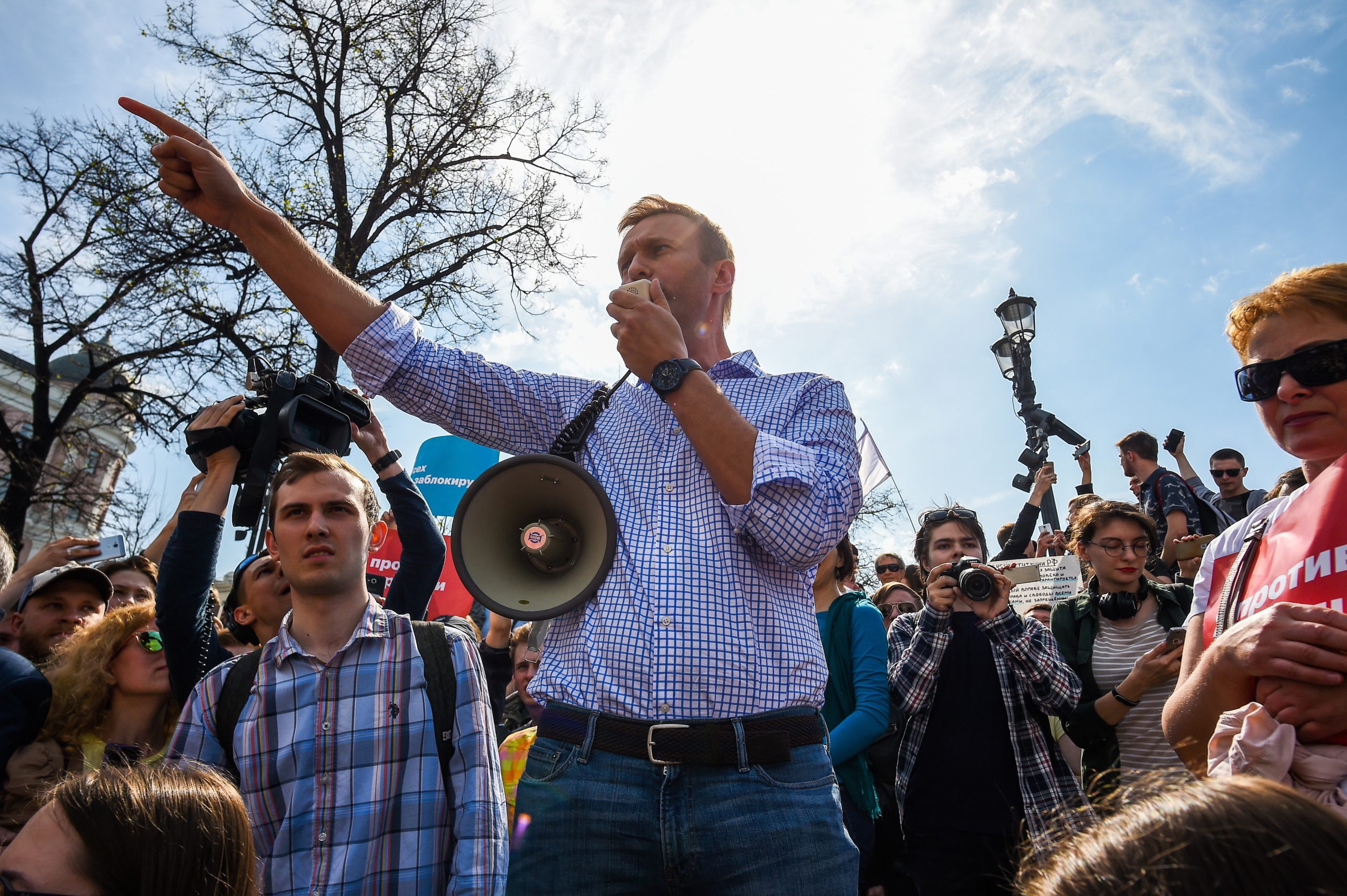 Opositor russo Alexei Navalny é libertado