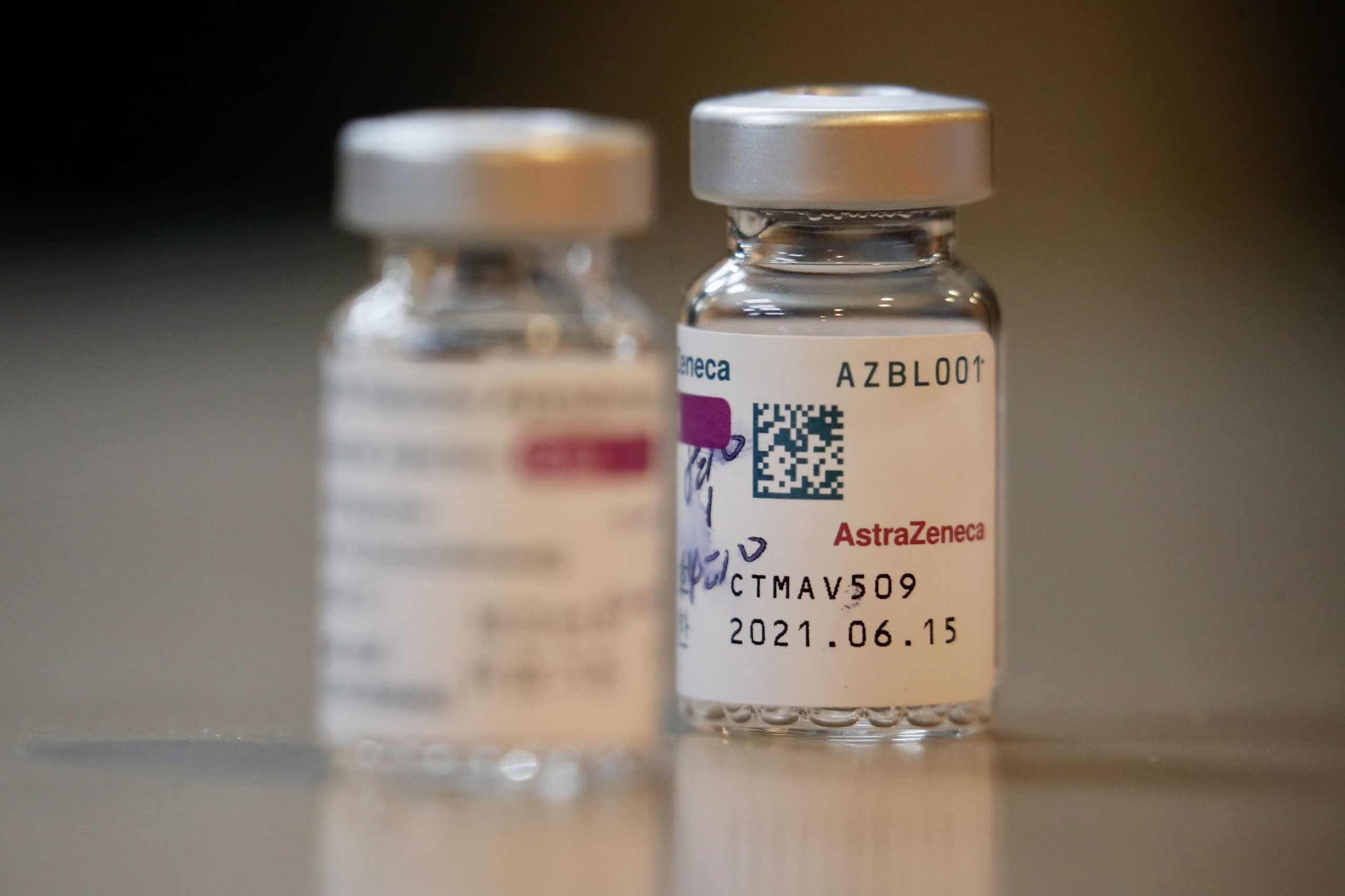 Irlanda suspende vacina da AstraZeneca até decidir a quem a vai dar