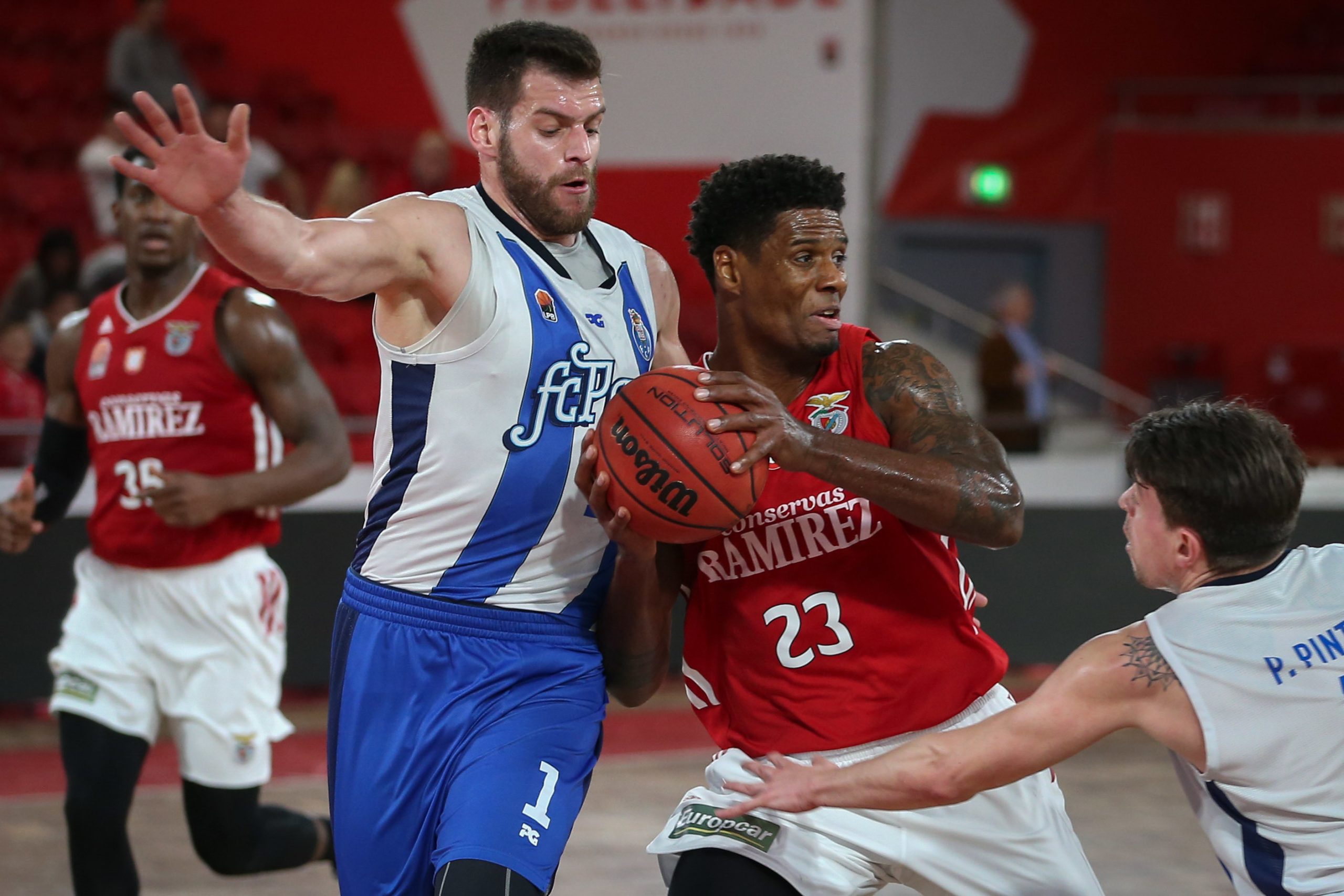 FC Porto bate Benfica e encontra Oliveirense na final da Liga de basquetebol