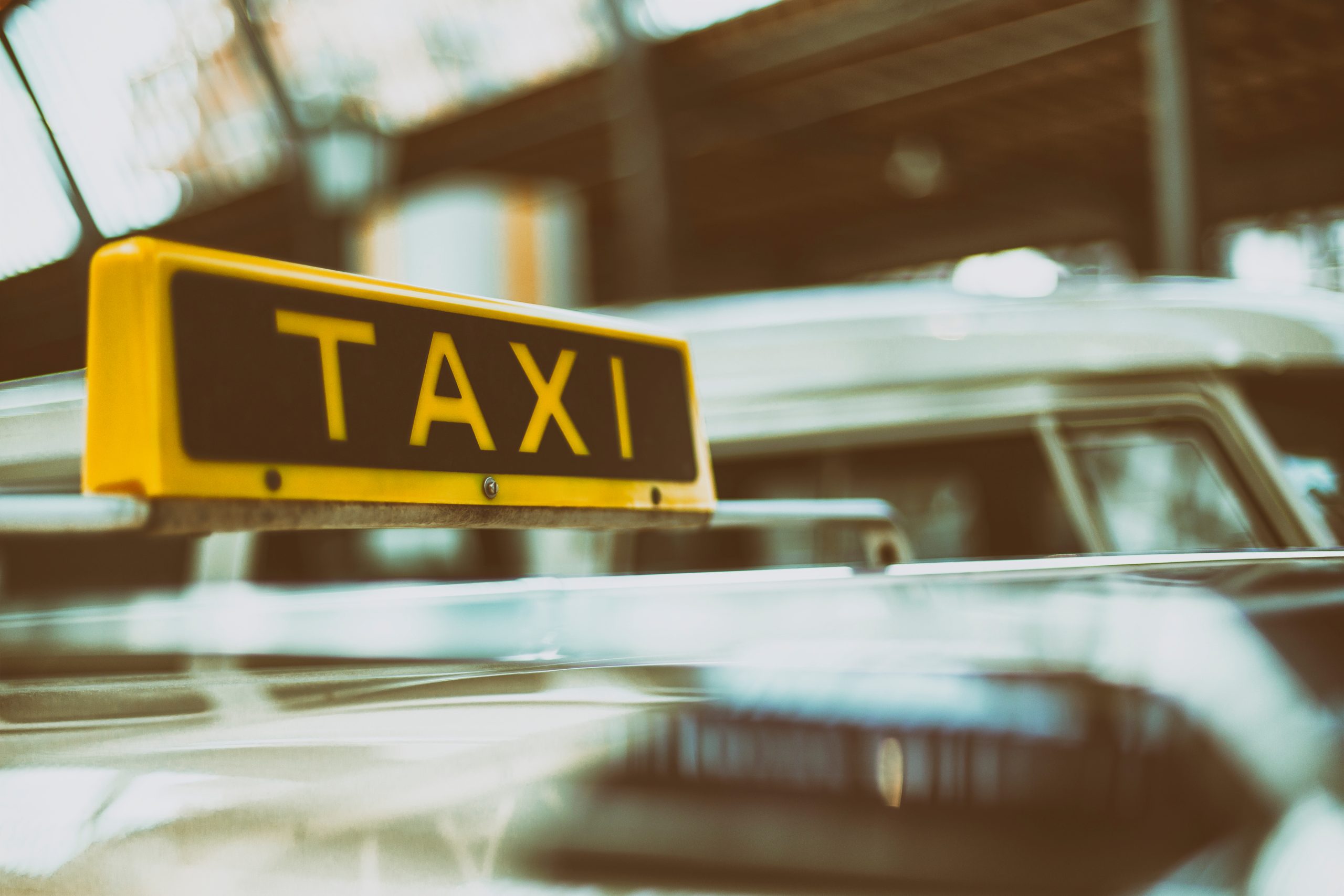 Estudo afirma que taxistas cobram a mais quando sabem que não é o cliente que vai pagar a conta