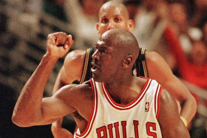 Lewis Hamilton e Michael Jordan condenam racismo após morte de afro-americano nos EUA