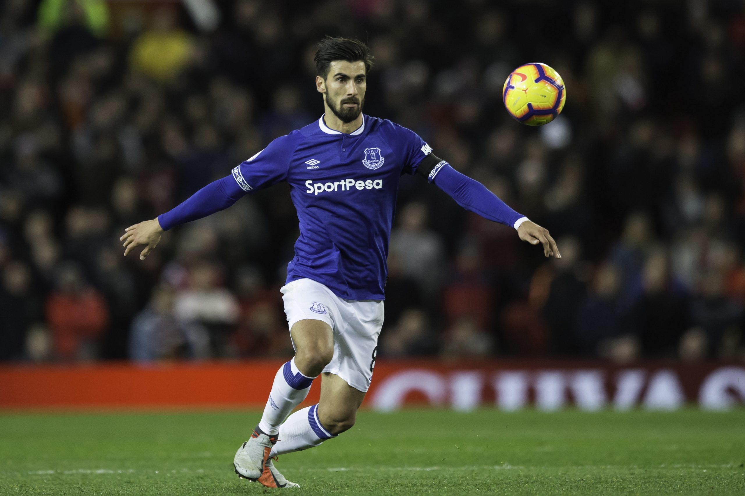 André Gomes falha jogos com Itália e Polónia devido a lesão