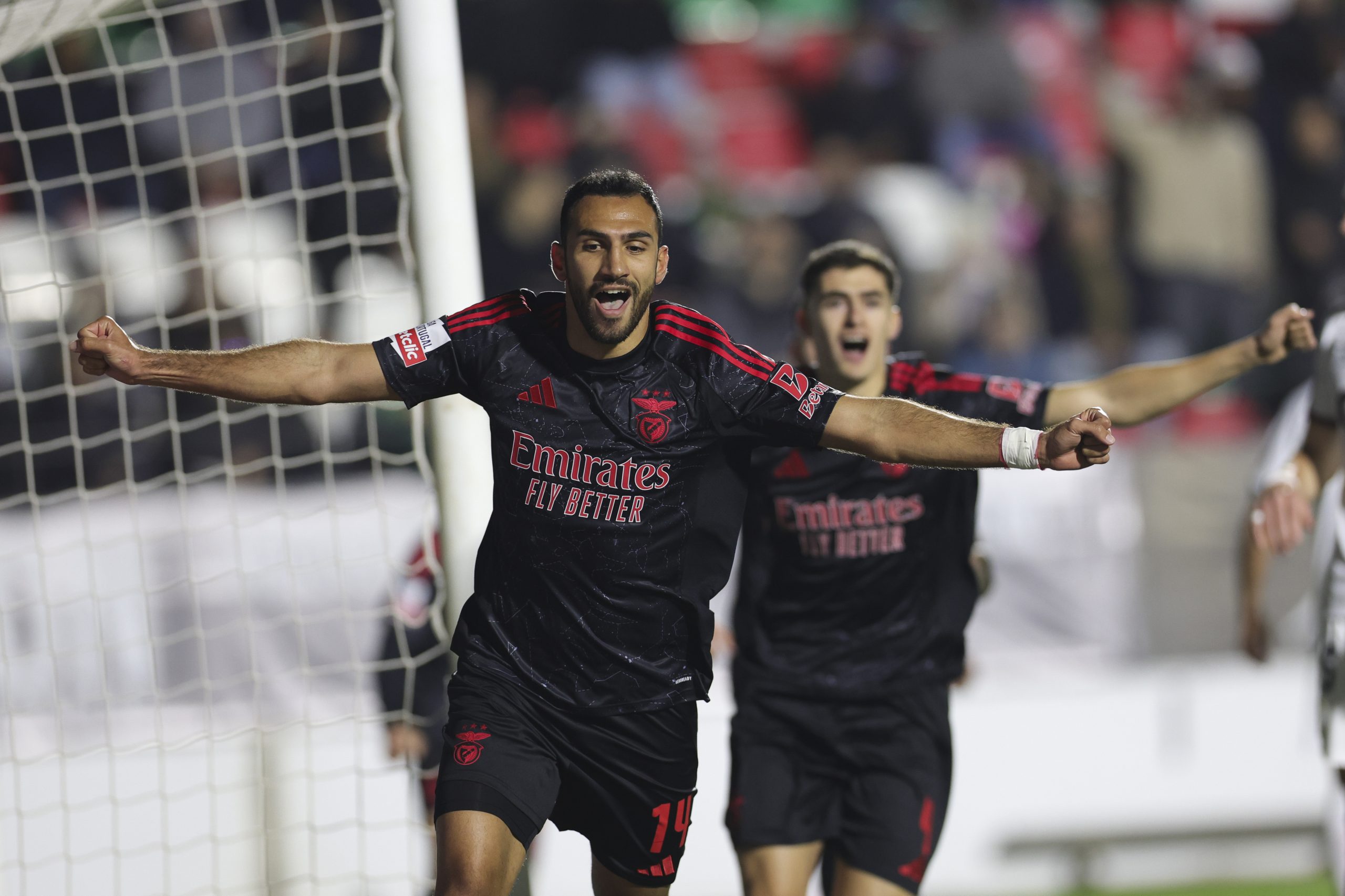 Benfica vence na Amadora e mantém atraso para líder Sporting