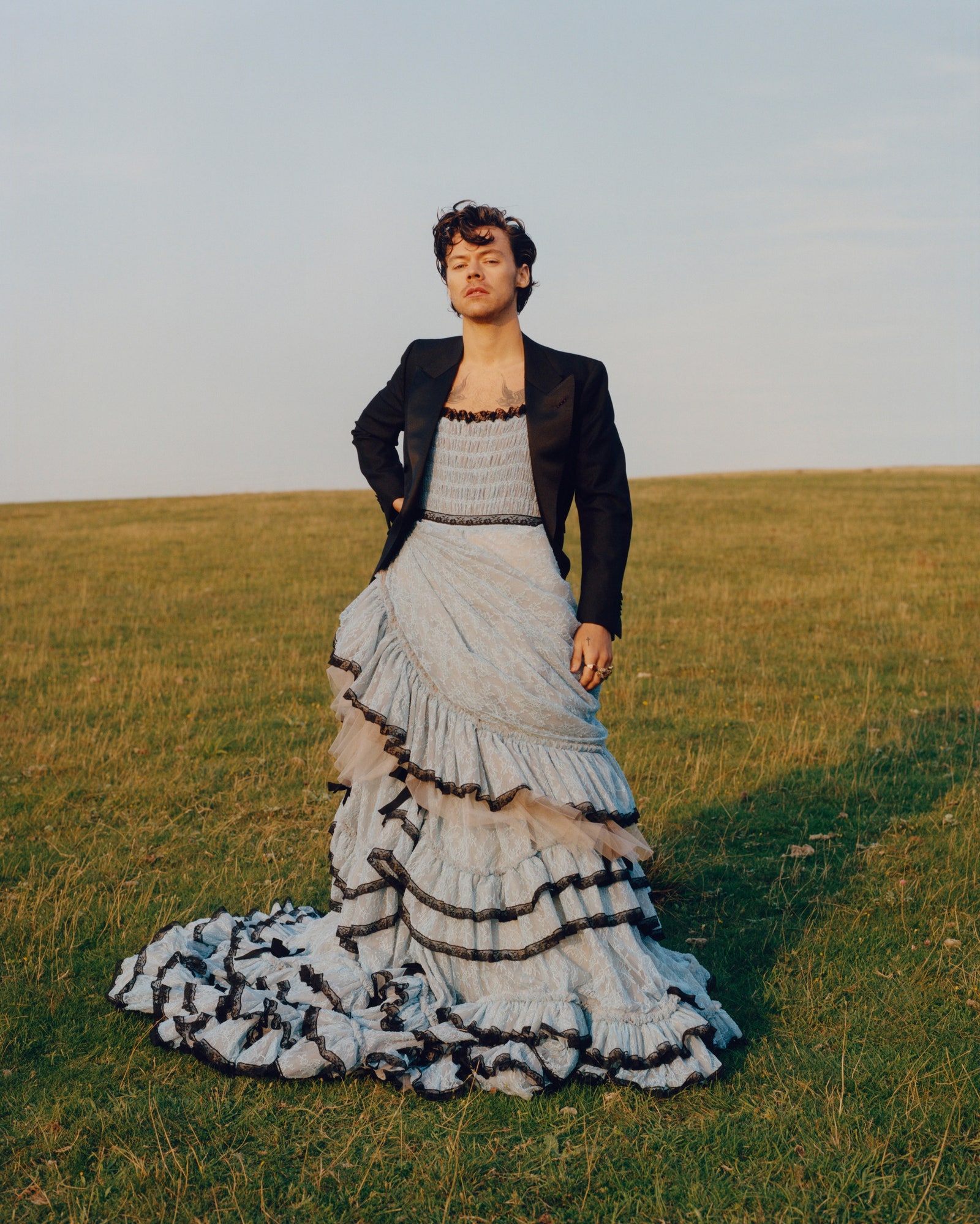 Harry Styles faz história. É o primeiro homem a figurar na capa da Vogue — sozinho e de vestido — e a direita norte-americana não gostou