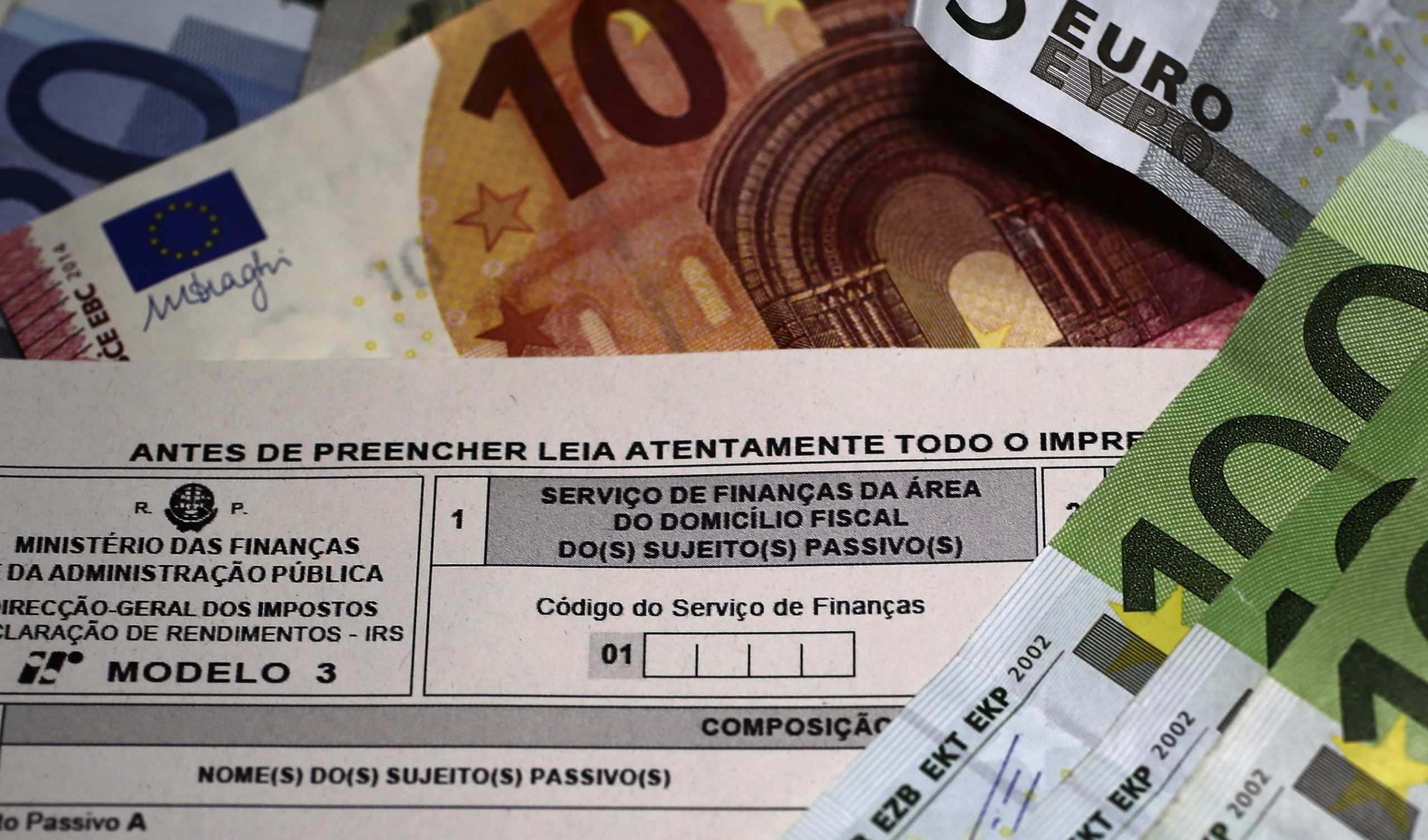 Impostos e contribuições sociais representaram 37,1% do PIB em 2015