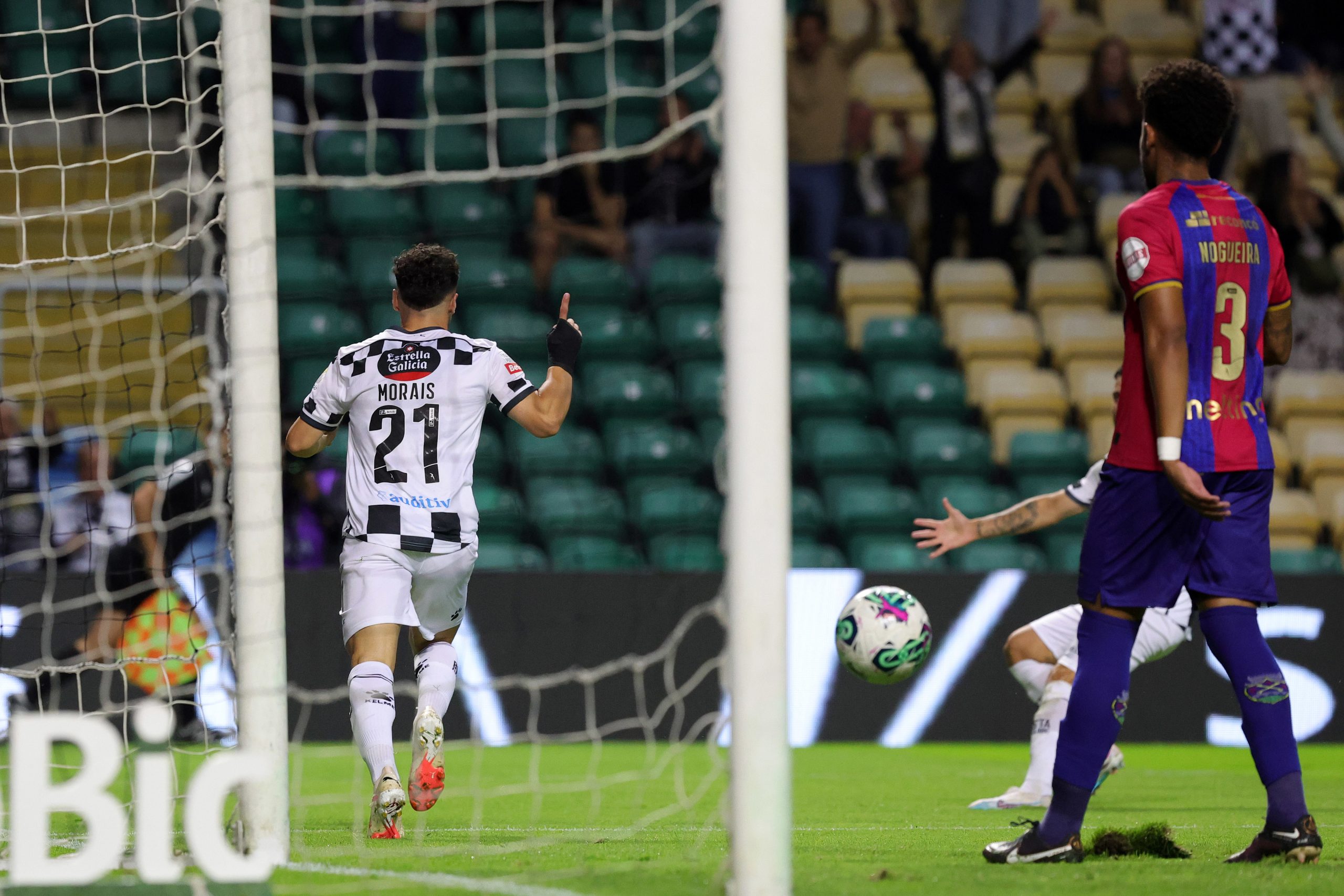 Boavista goleia Desportivo de Chaves e sobe à liderança da I Liga