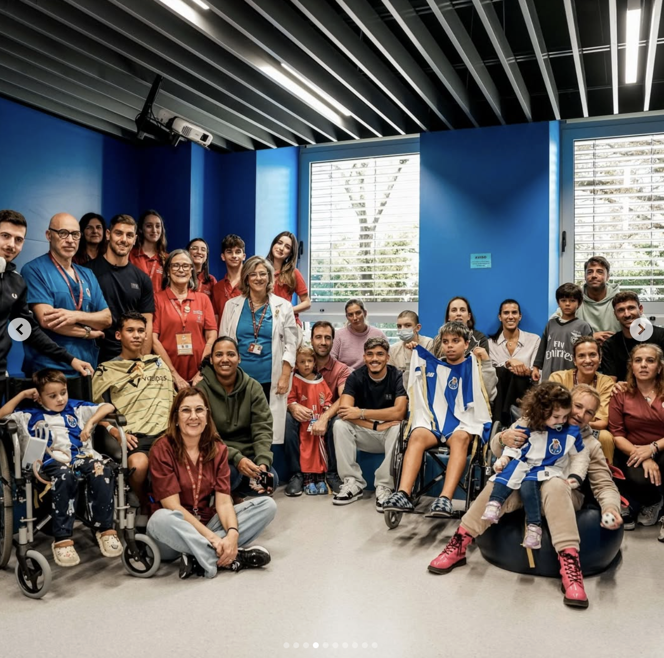 Farioli e jogadores visitam pequenos dragões na oncologia pediátrica do São João