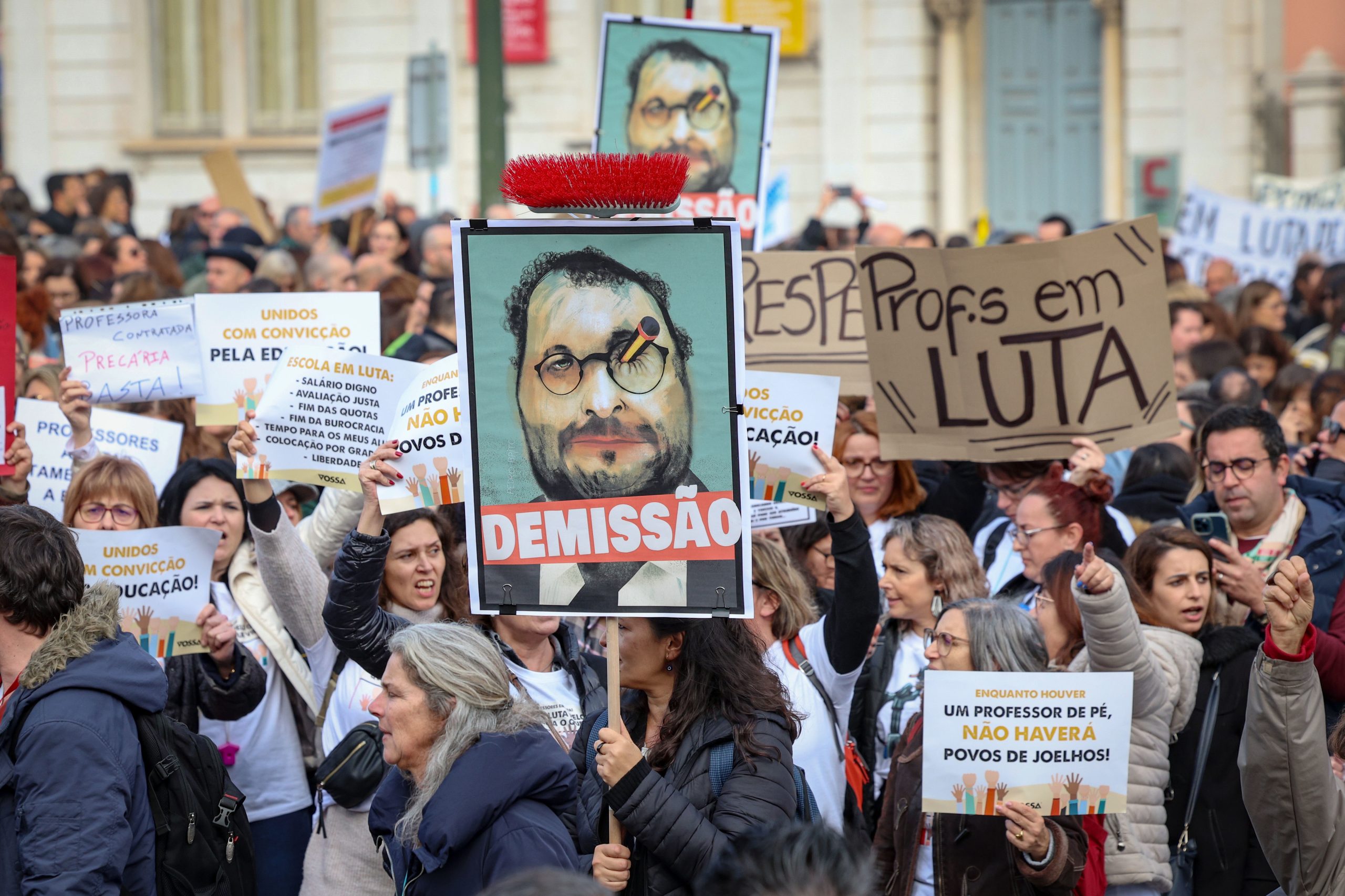 Professores consideram manifestação “histórica” e prometem continuar a luta. Veja as fotos