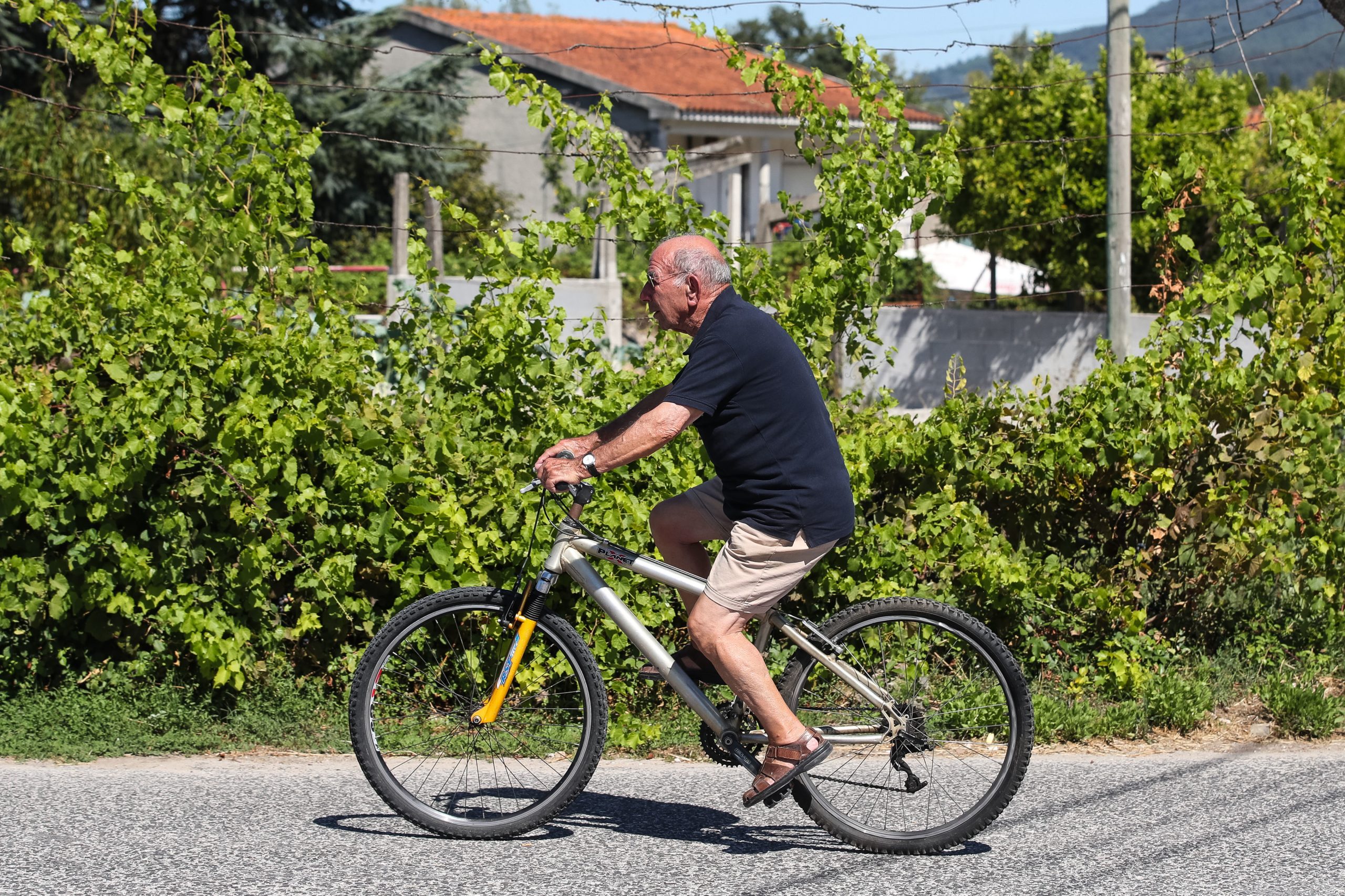 É possível fazer o pino com 97 anos. A ciência explica como viver mais e melhor
