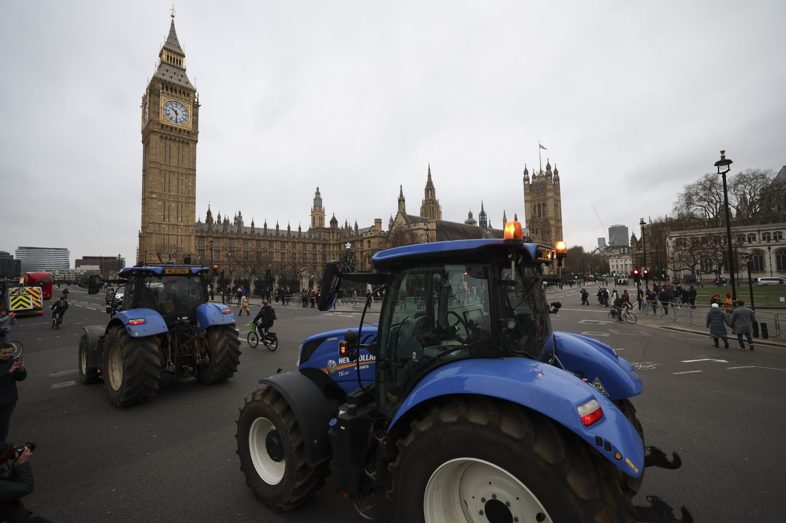 Agricultores ingleses levam tratores para o centro de Londres em protesto