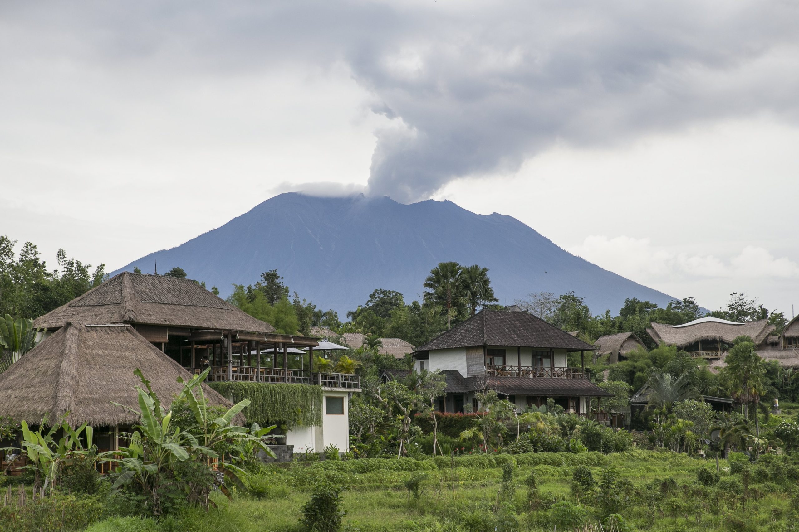 Nuvem de cinza do vulcão Agung deixa de afetar voos em Bali
