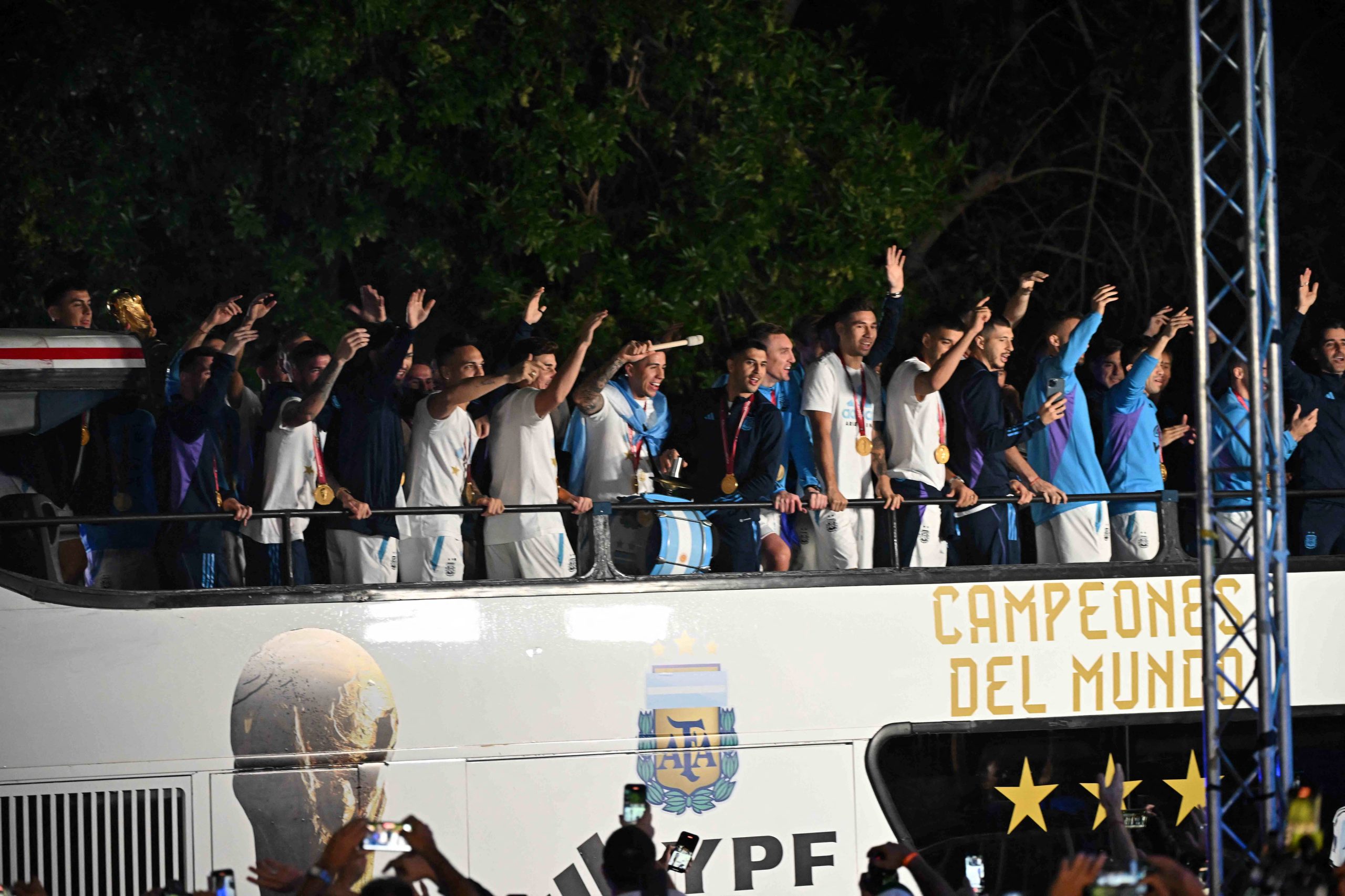 Loucura na Argentina. Messi chegou com a taça e ninguém foi dormir