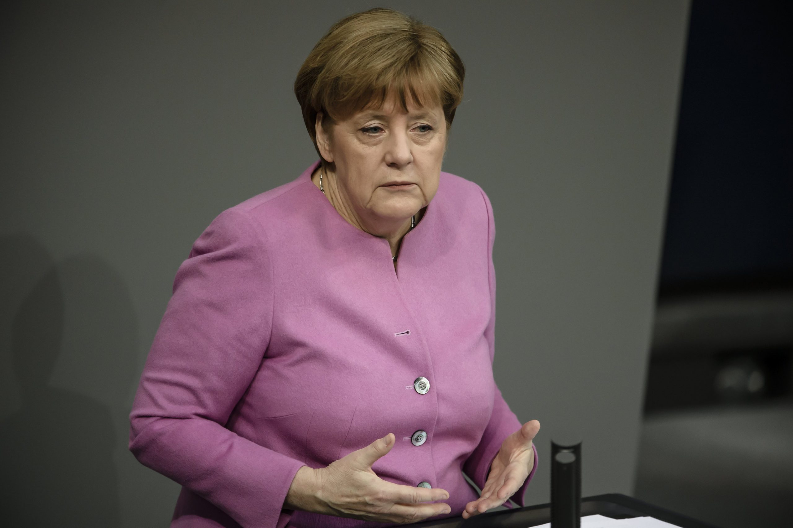 Angela Merkel considera “triste” e “deprimente” a declaração da Turquia contra a Alemanha