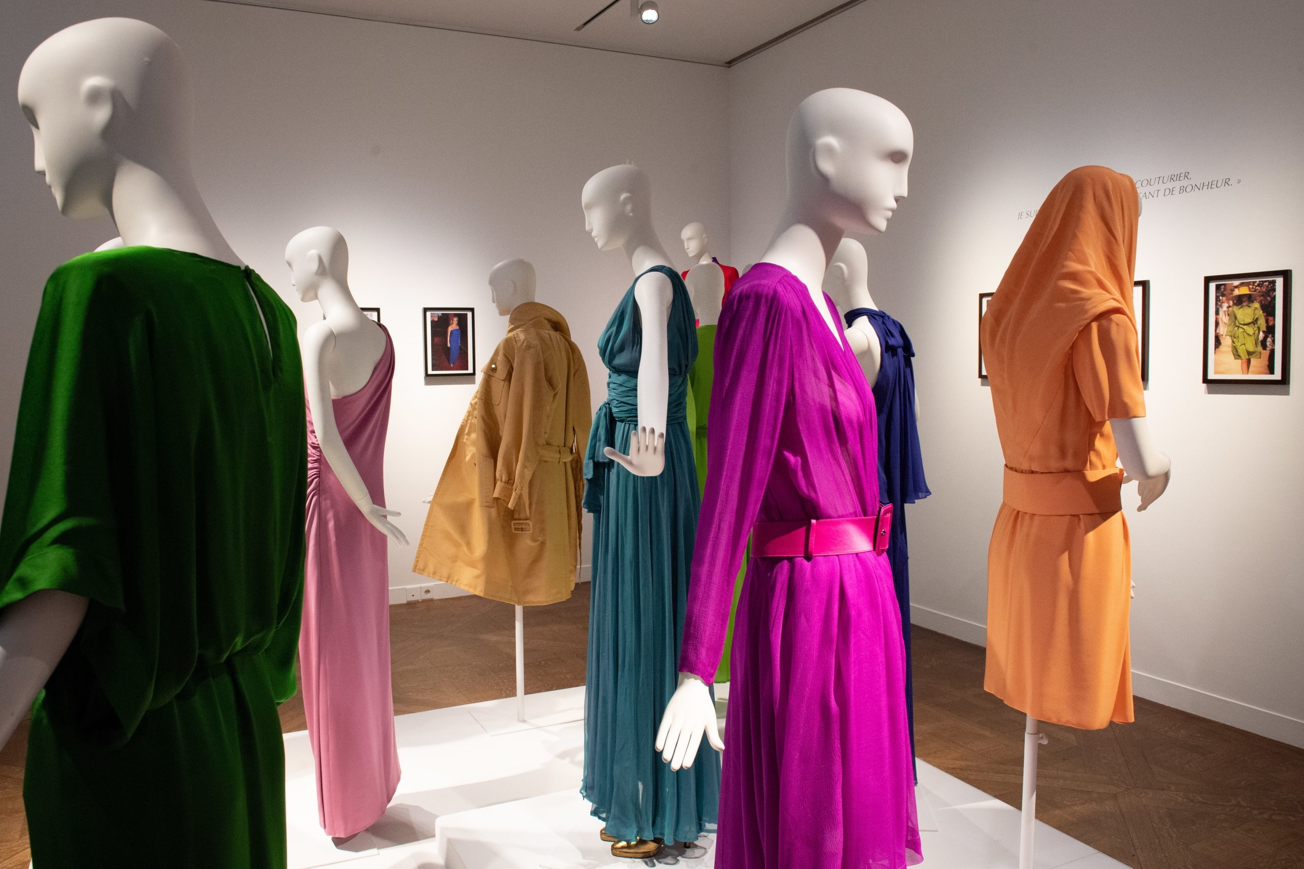 Sem espaço no armário, Catherine Deneuve leiloa as suas peças de Saint Laurent por 900 mil euros