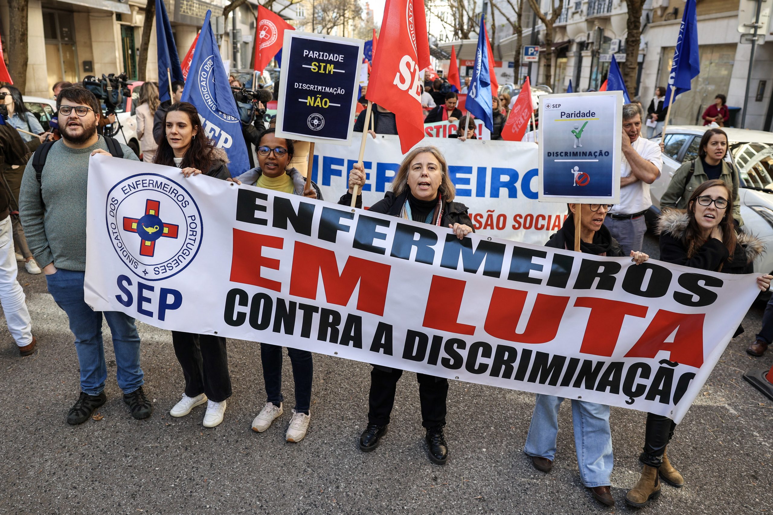 Grupo de cidadãos apela a profissionais de saúde que suspendam formas de luta