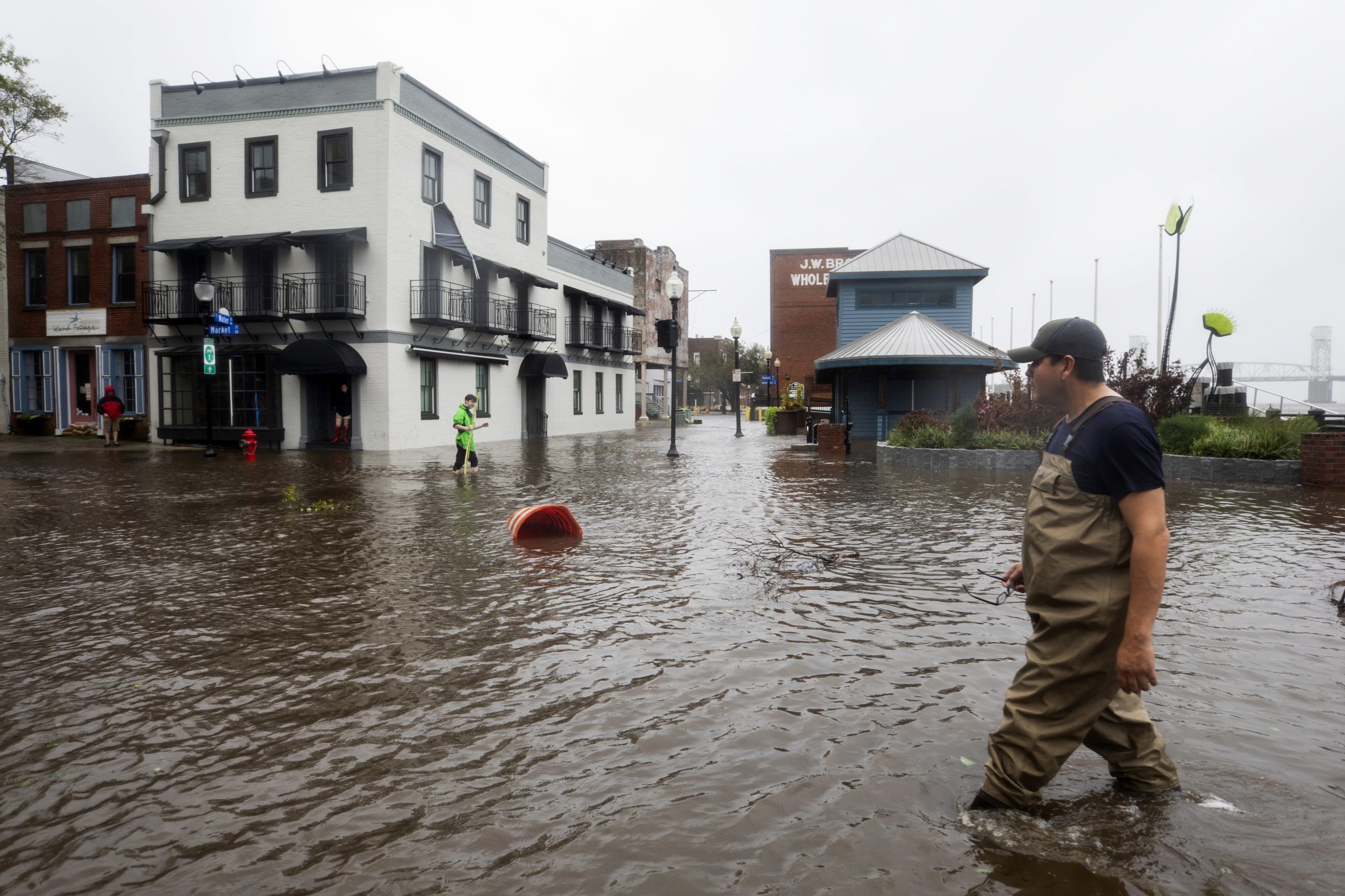 Furacão Florence passa a tempestade tropical. “Não há cidadãos portugueses” entre os afetados