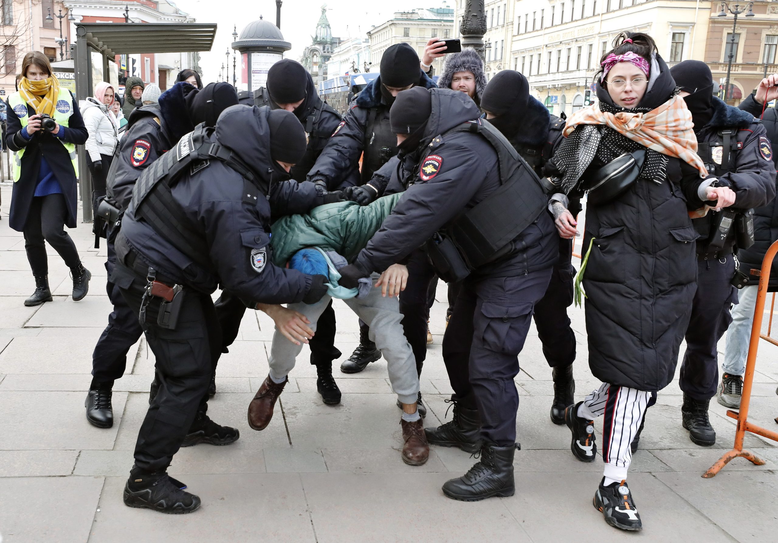 Human Rights Watch denuncia detenções “violentas” e “arbitrárias” na Rússia de milhares de manifestantes anti-guerra