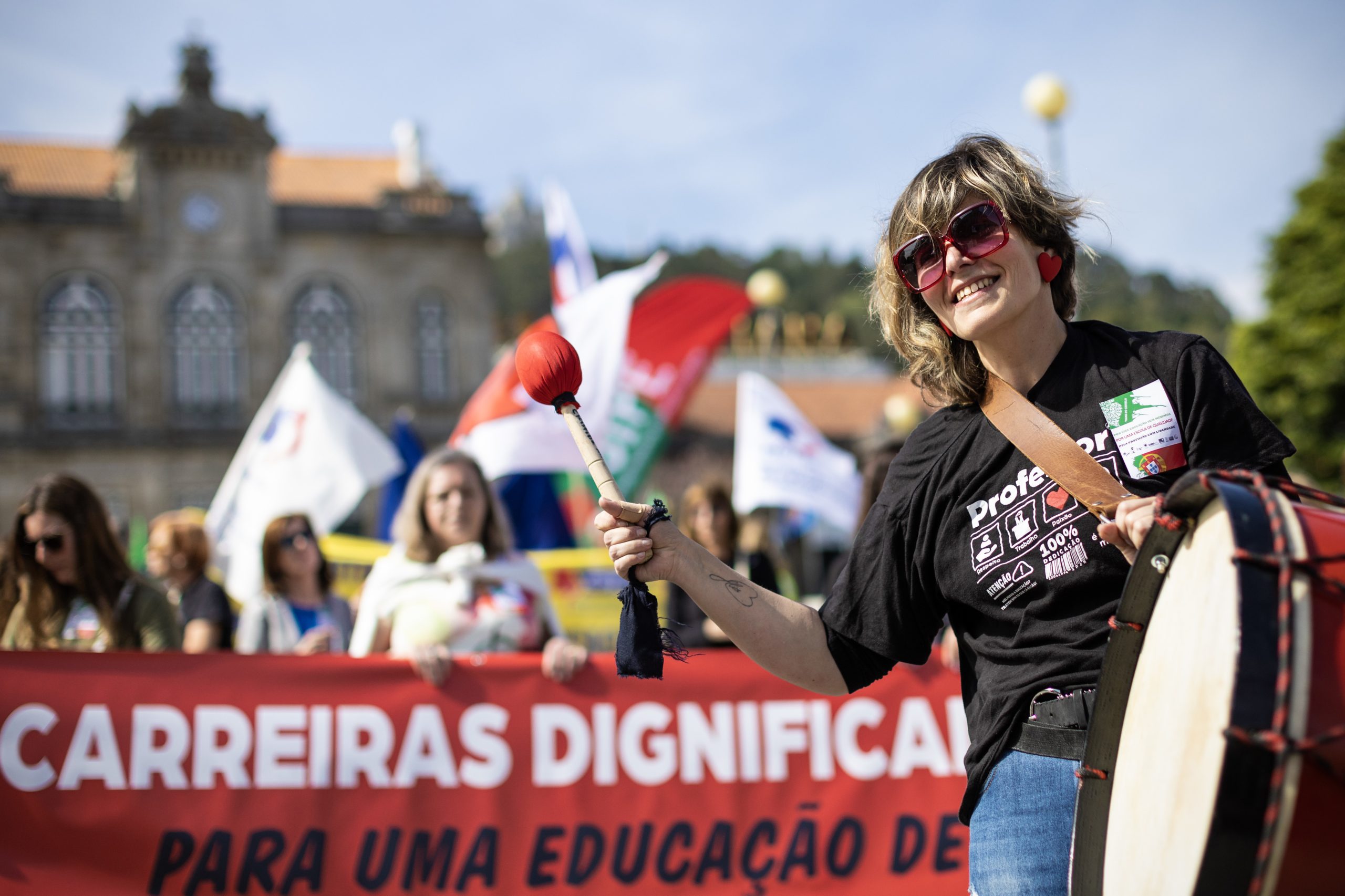 Perto de um milhar de professores cortam a principal avenida de Viana do Castelo