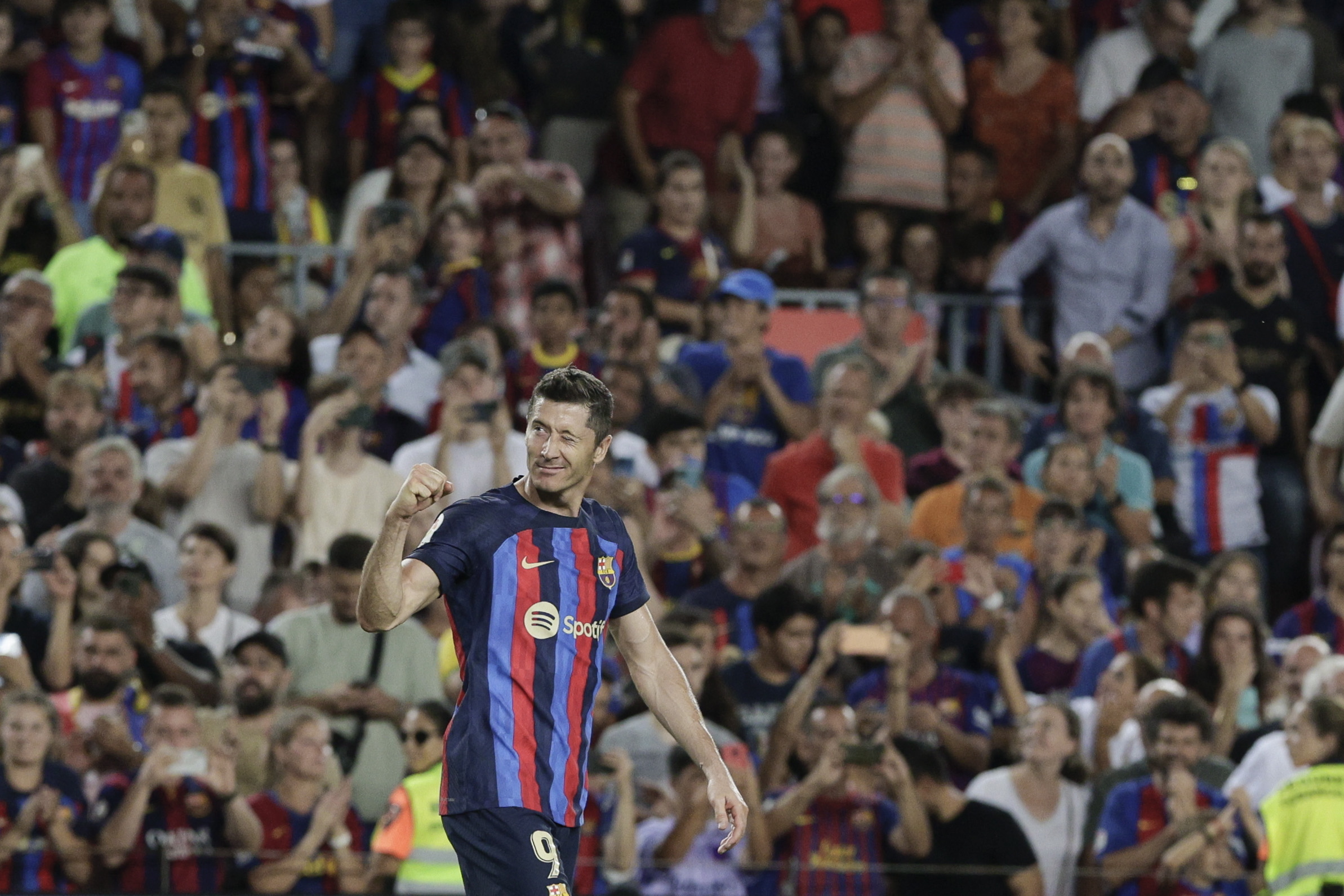Lewandowski ‘bisa’ na goleada do FC Barcelona ao Valladolid na Liga espanhola