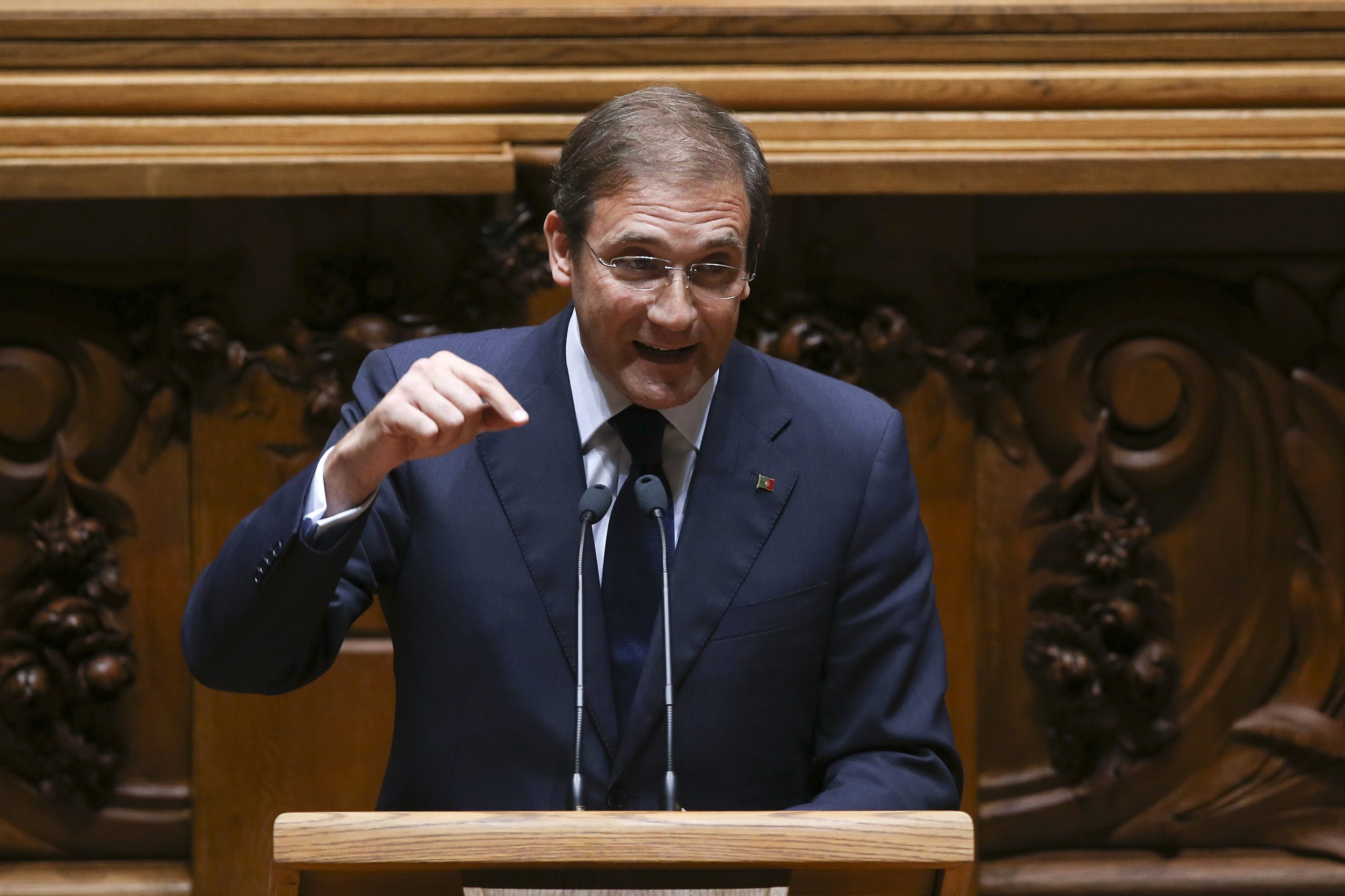 OE2017: Líder do PSD pede ao Governo para ser claro sobre a reestruturação da dívida