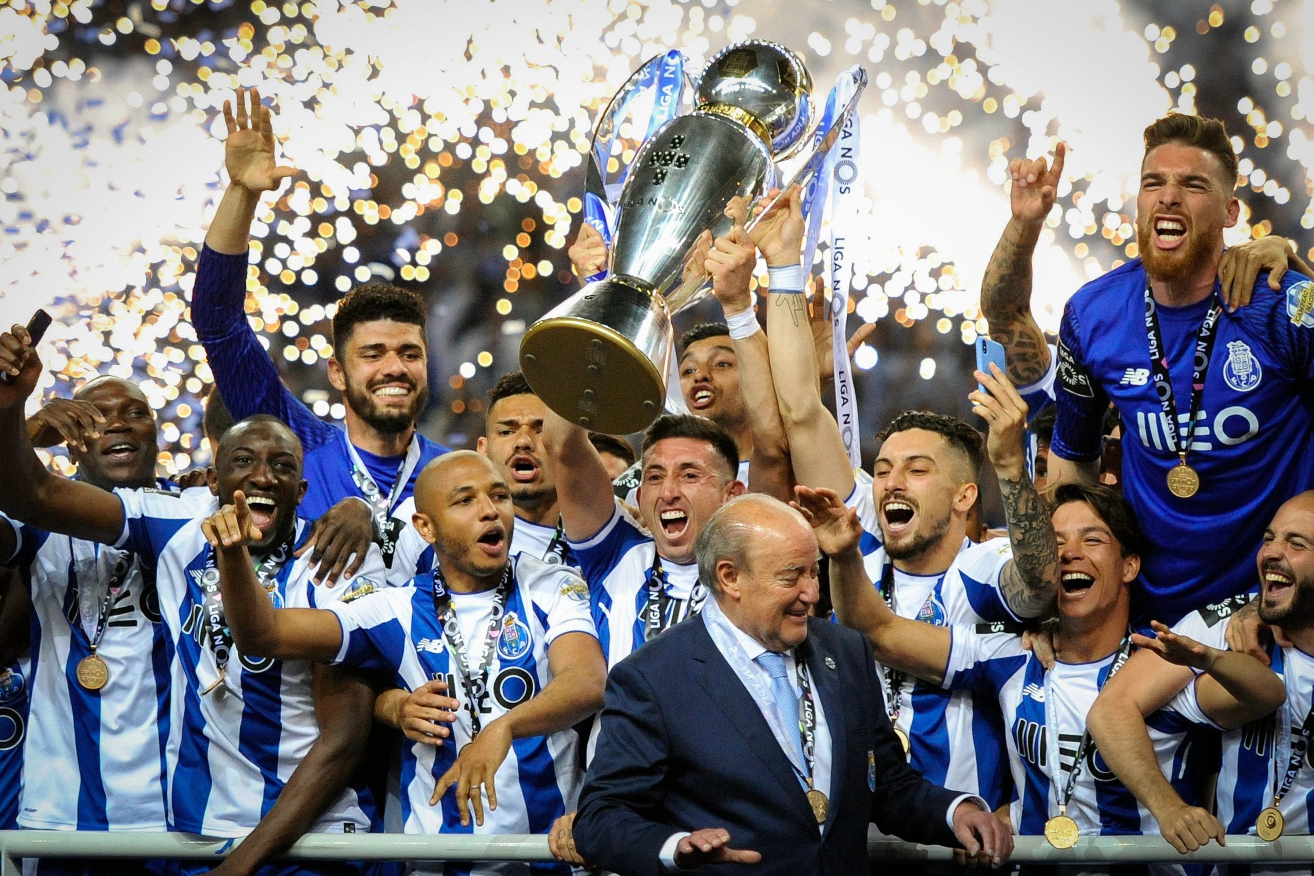 A tarde, a noite e as imagens da festa que começou no sábado no sofá