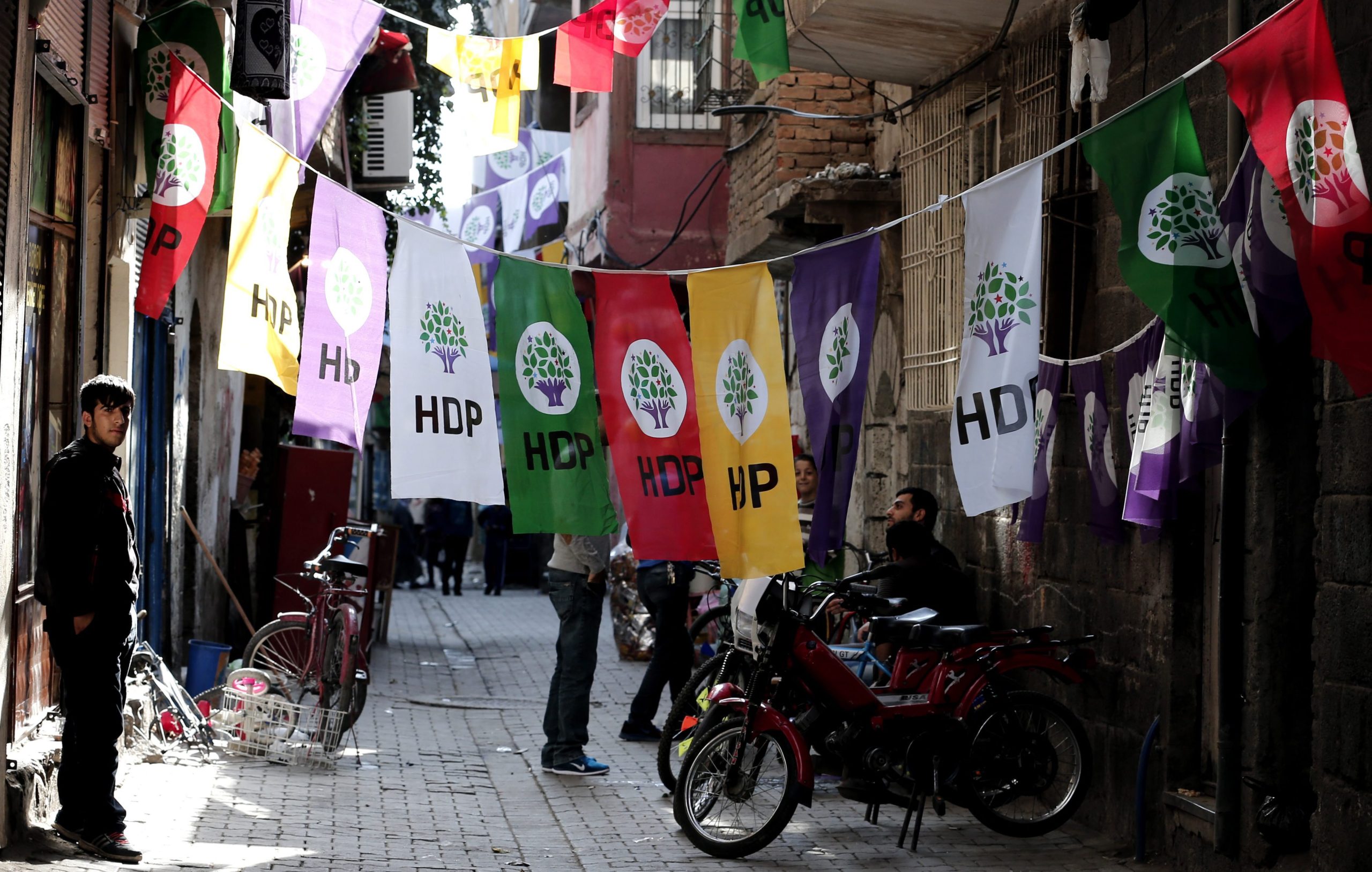 Partido pró-curdo atacado após atentado que fez 14 mortos na Turquia