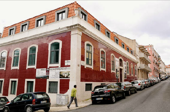 Pavilhão desportivo da Lapa aberto para acolher pessoas sem-abrigo em Lisboa