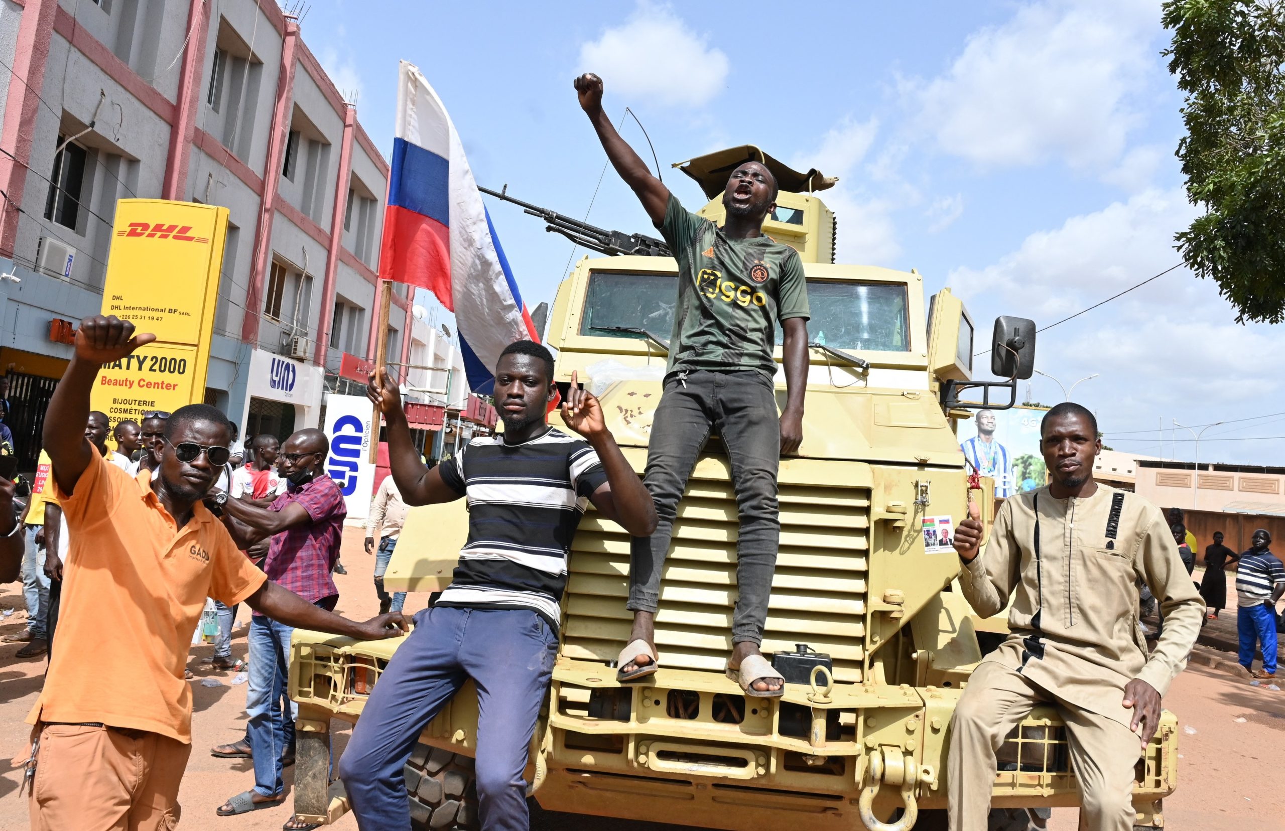 Manifestantes agitam bandeiras da Rússia após golpe de Estado no Burkina Faso