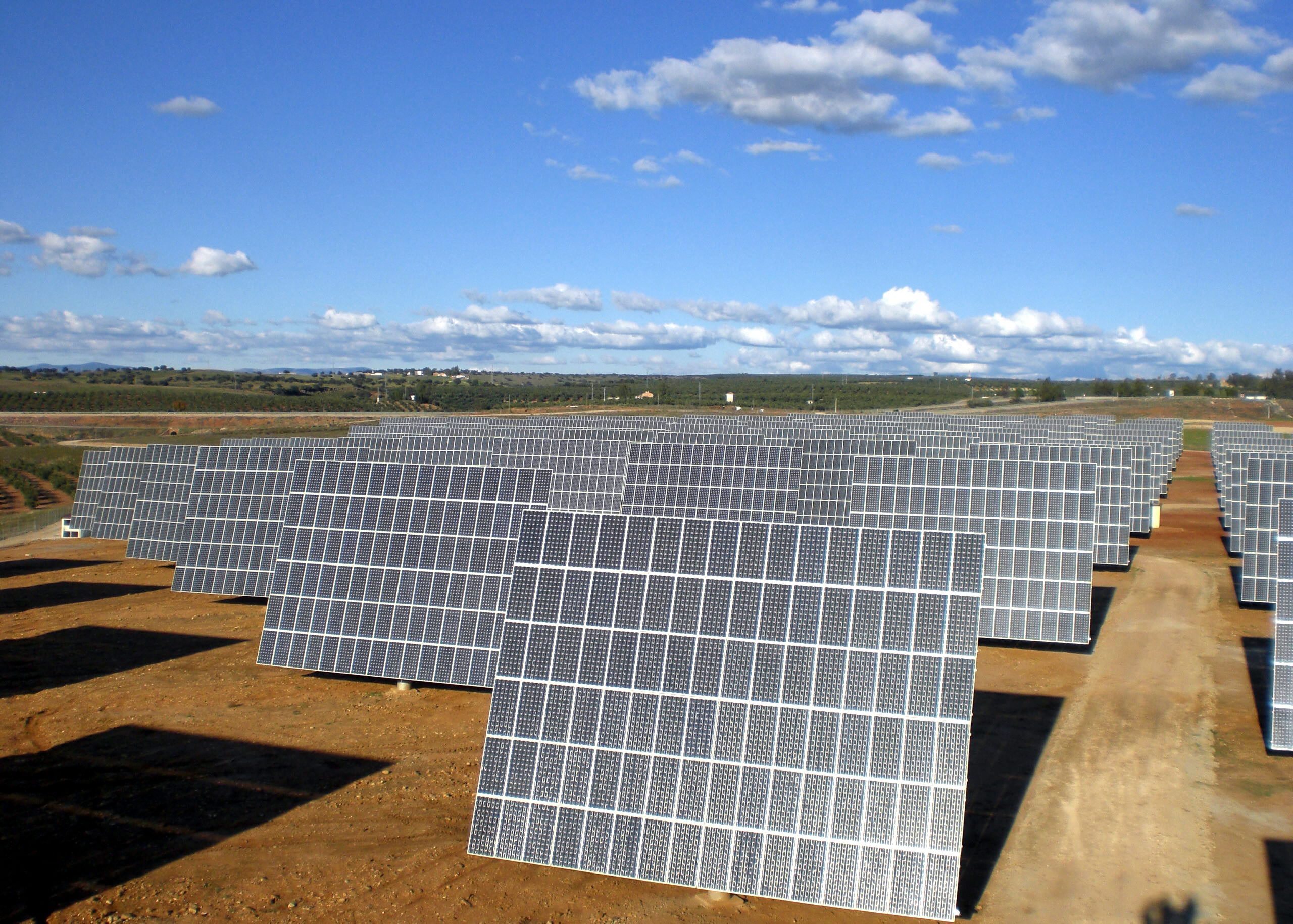 Investigadores de Portugal e Reino Unido propõem desenho de painéis solares mais eficiente