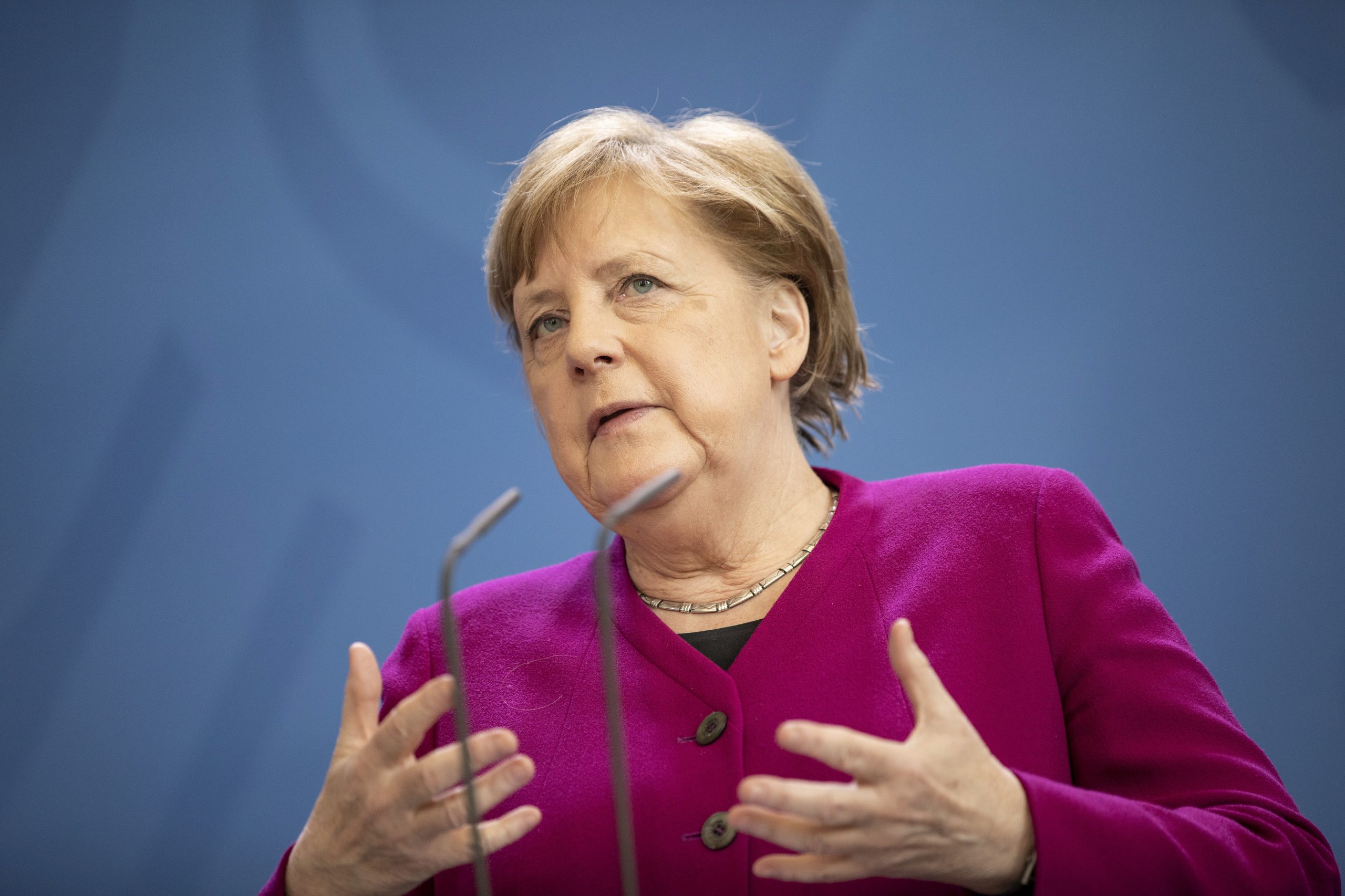 Merkel pede reconstrução pós-crise que combine ecologia e economia