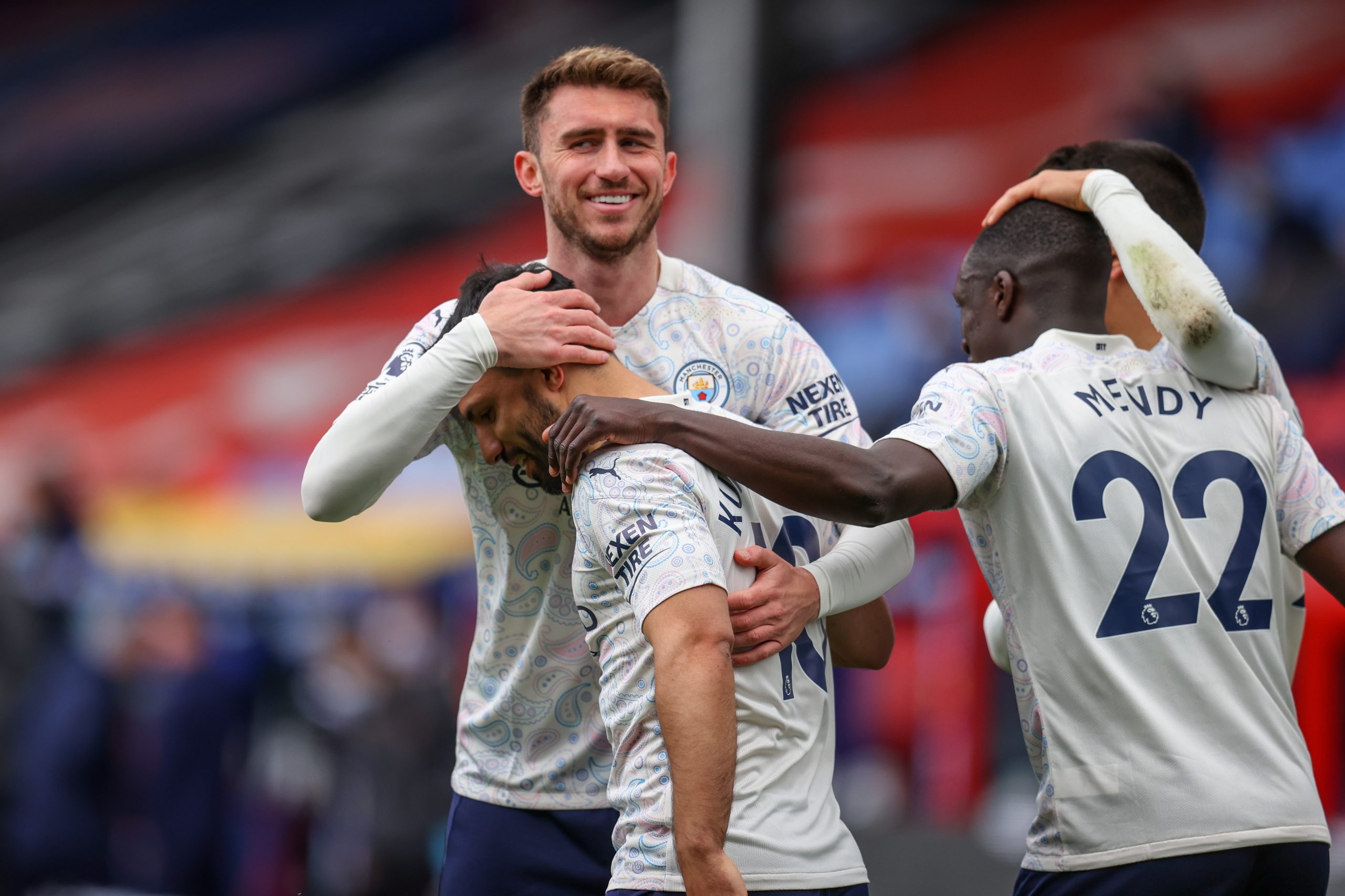 Premier League. Manchester City vence e espera desaire do United para festejar o título