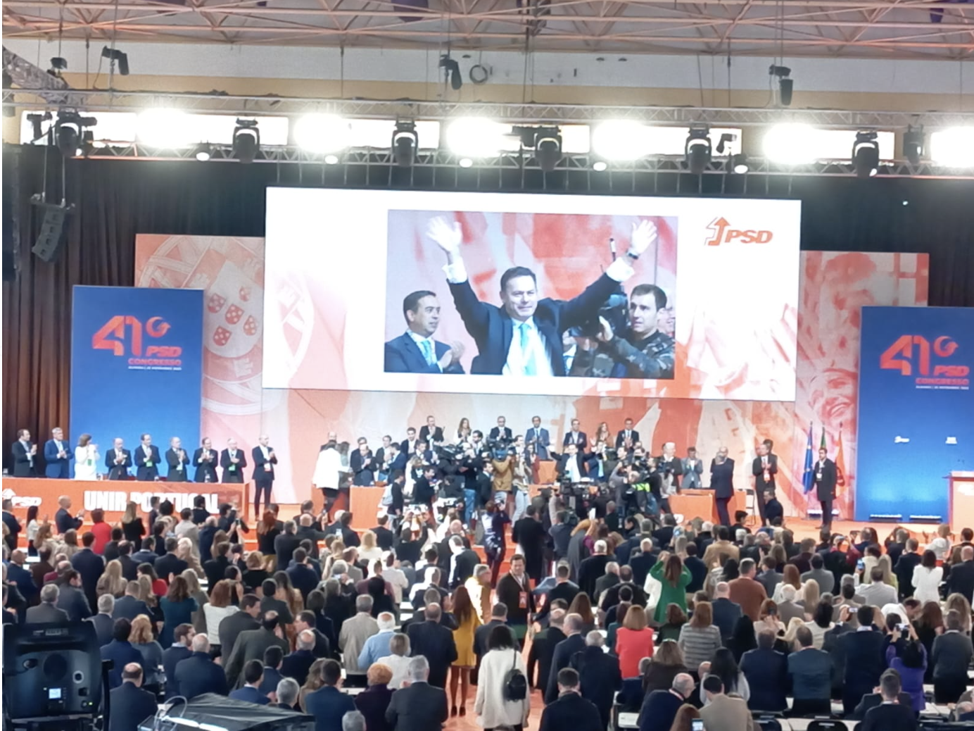 Montenegro apela ao voto dos socialistas moderados na “casa segura” que é o PSD