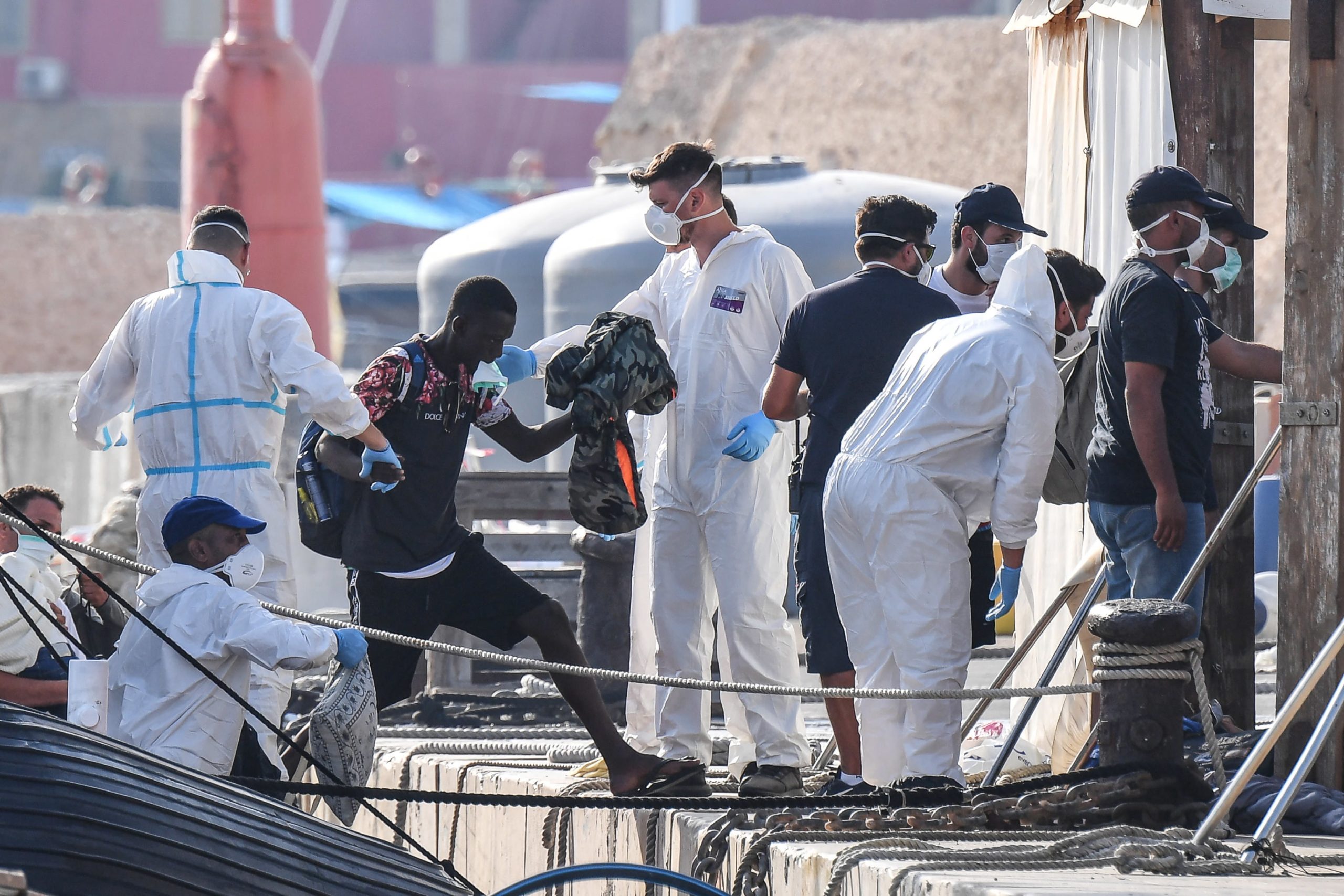 Pesqueiro com 450 migrantes a bordo resgatado e escoltado até Lampedusa