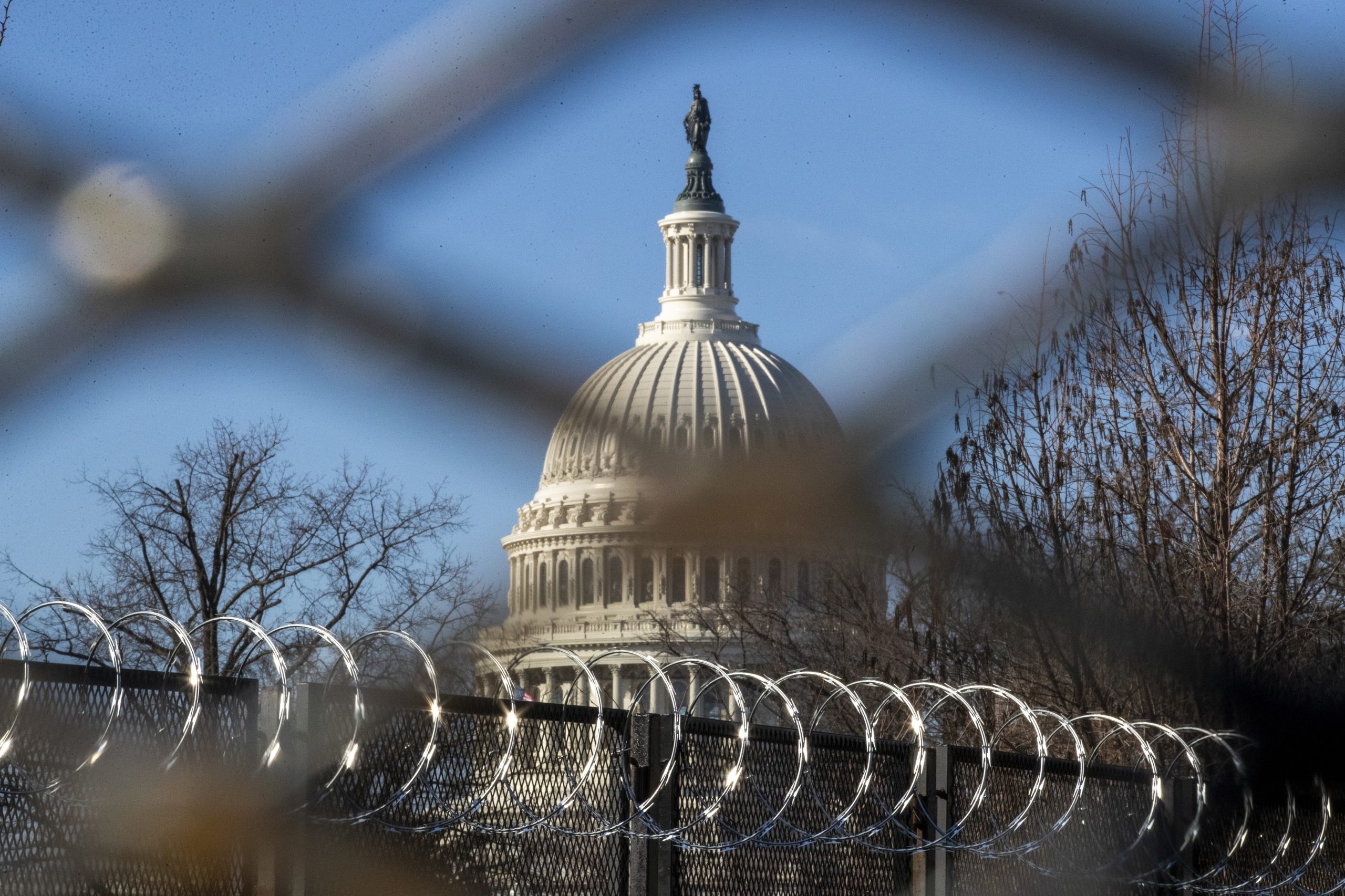 Agentes da polícia do Capitólio processam Trump e aliados pela invasão