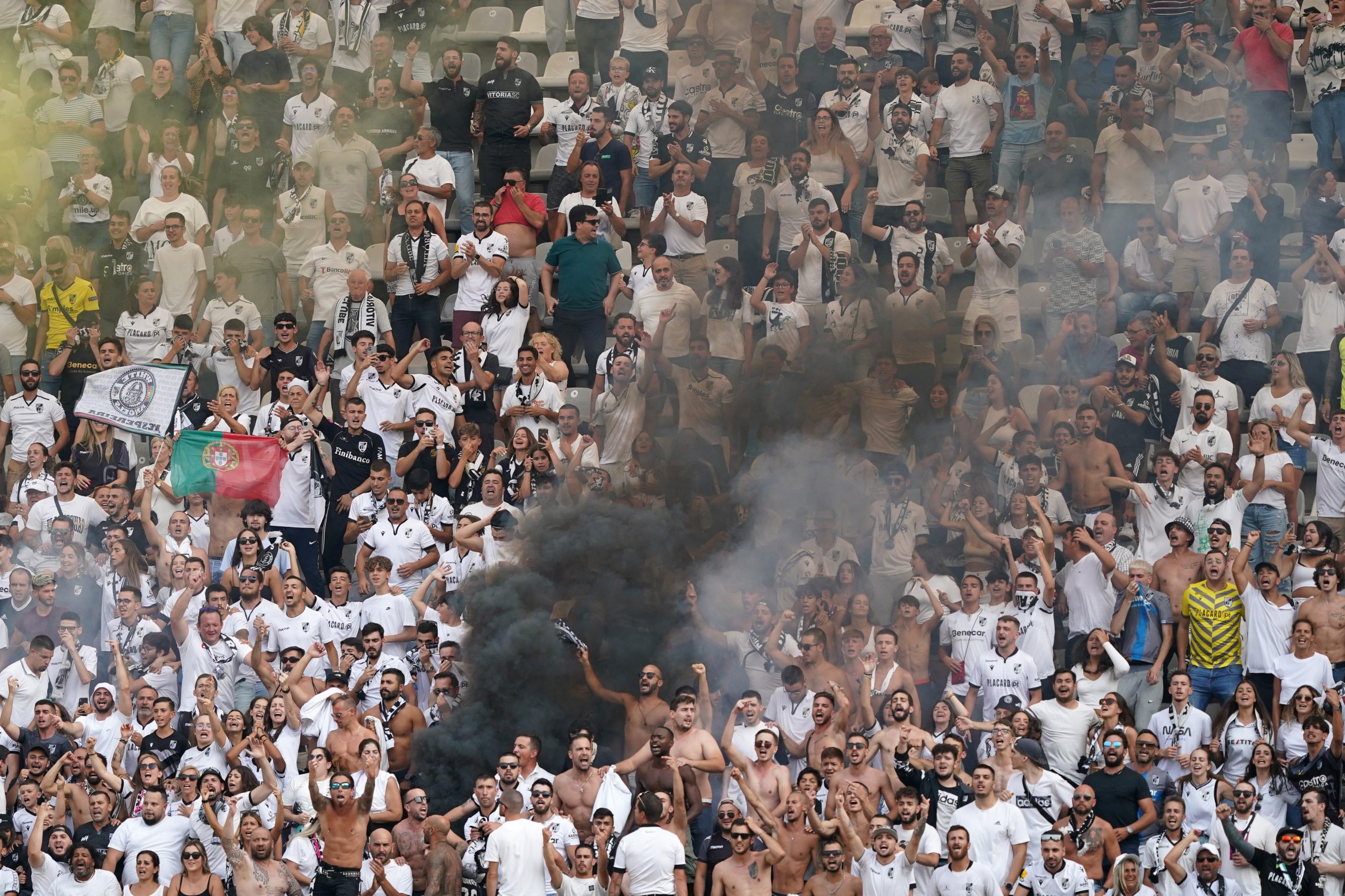 Vitória-Hajduk termina com desacatos, lançamento de cadeiras e agressões a jornalistas