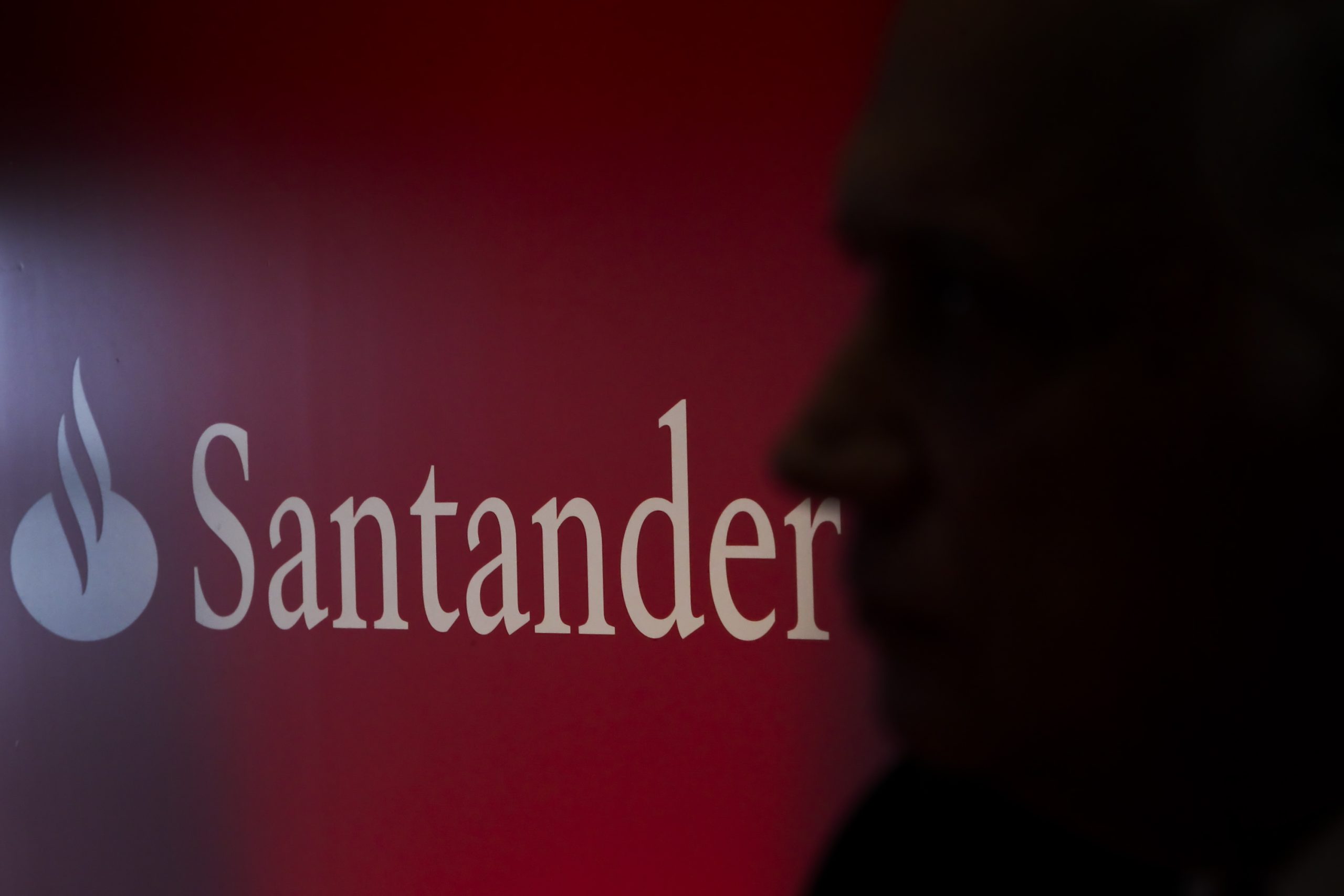 Santander recusa ter “processo de rescisões por mútuo acordo” em curso