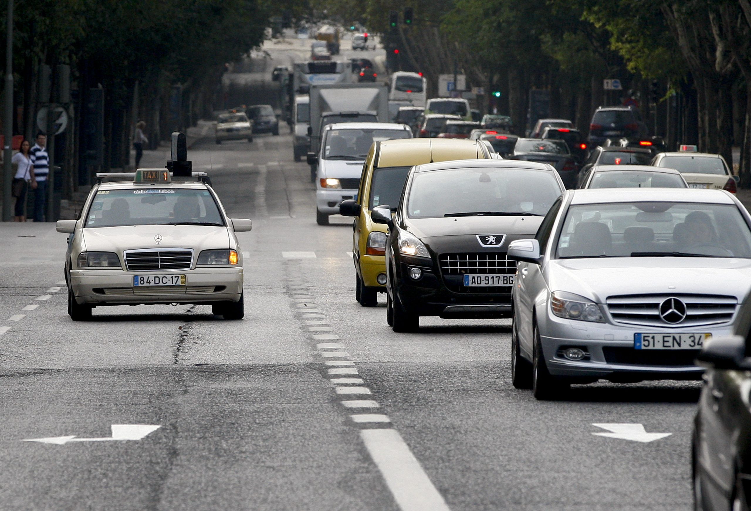 Estudo revela que 70% dos portugueses preferem carro a transportes públicos