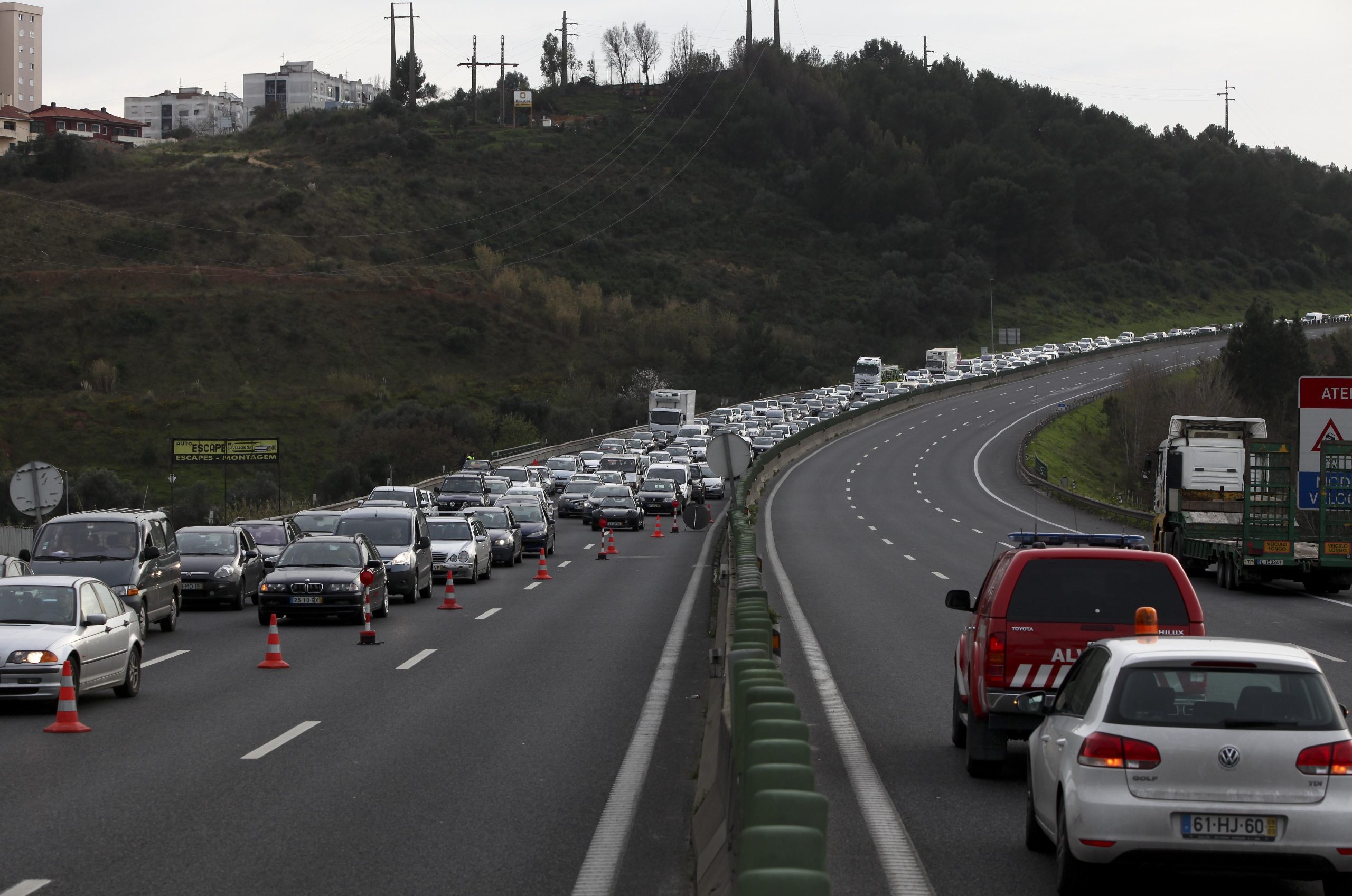 Duas pessoas mortas em colisão rodoviária provocada por carro em contramão na A1