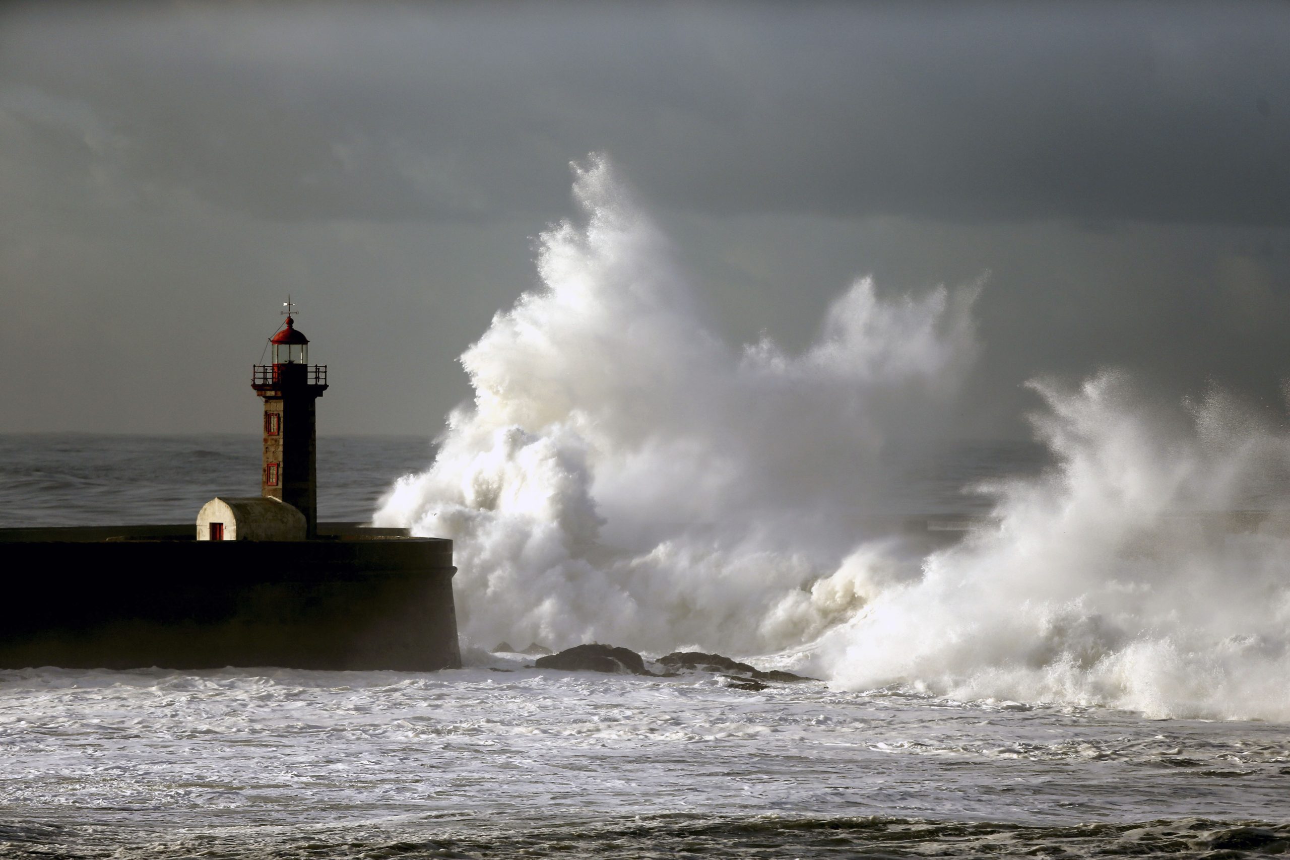 O estado do mar vai piorar. Evite banhos de ano novo e prepare-se para eventuais inundações