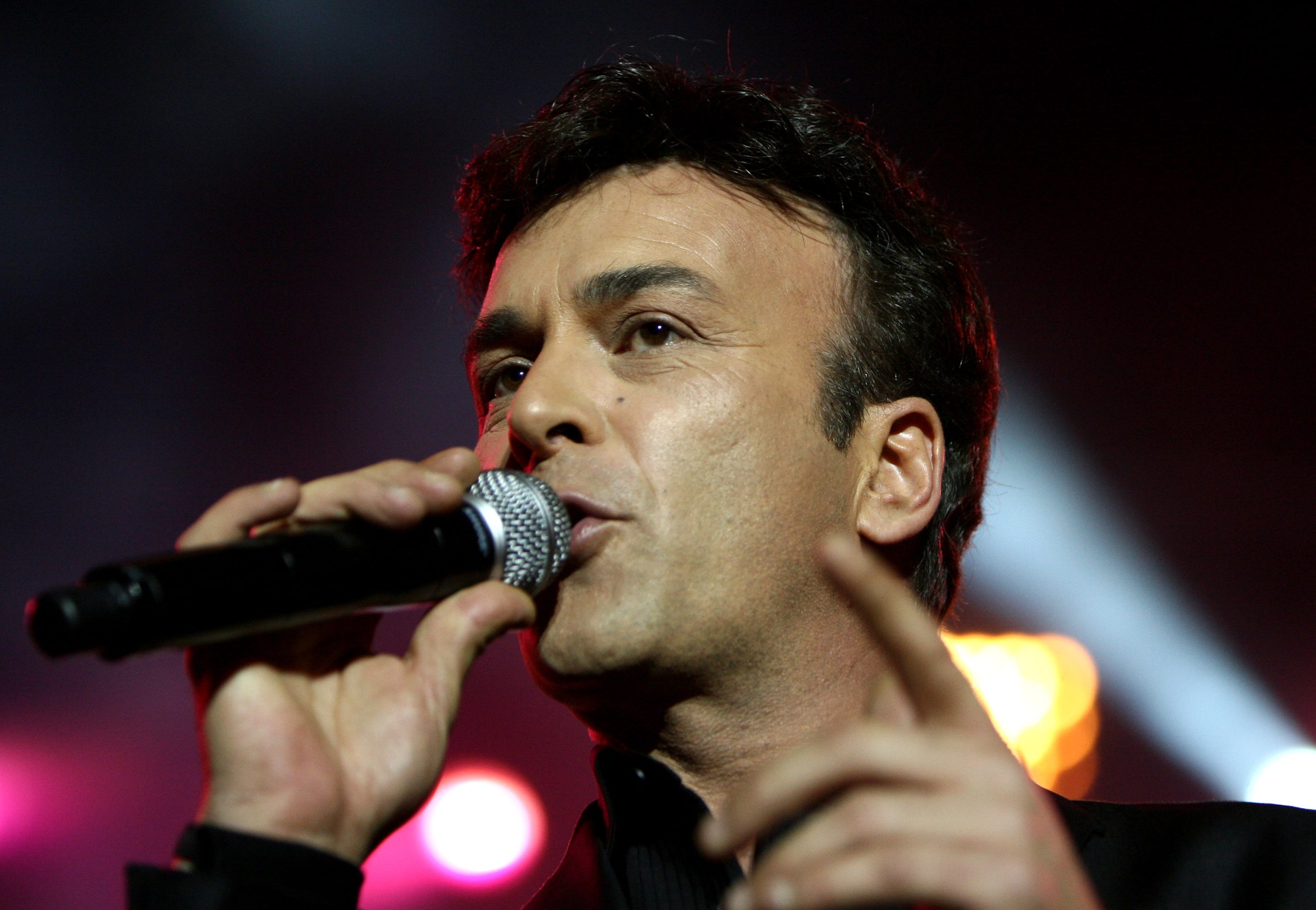 Tony Carreira leiloa a sua primeira guitarra para ajudar vítimas dos incêndios
