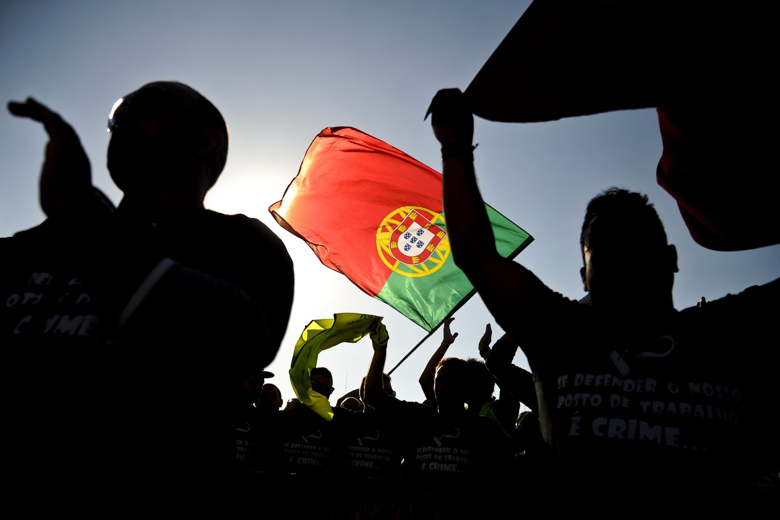 Português emigrado no Luxemburgo faz bandeira gigante com tampas para homenagear seleção